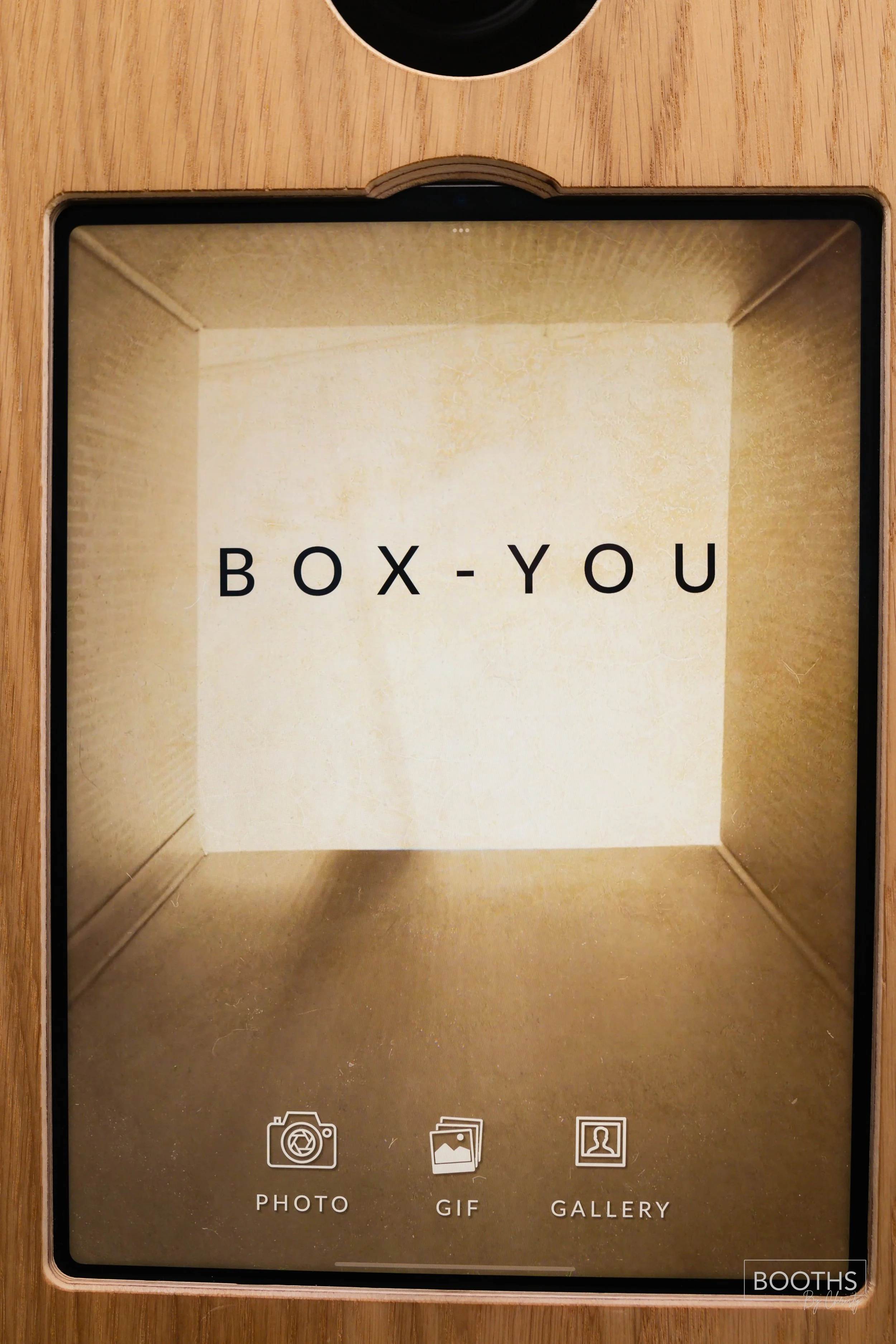 Empty cardboard box with the words "BOX-YOU" inside and options for taking photos, GIFs, or viewing a gallery at the bottom.