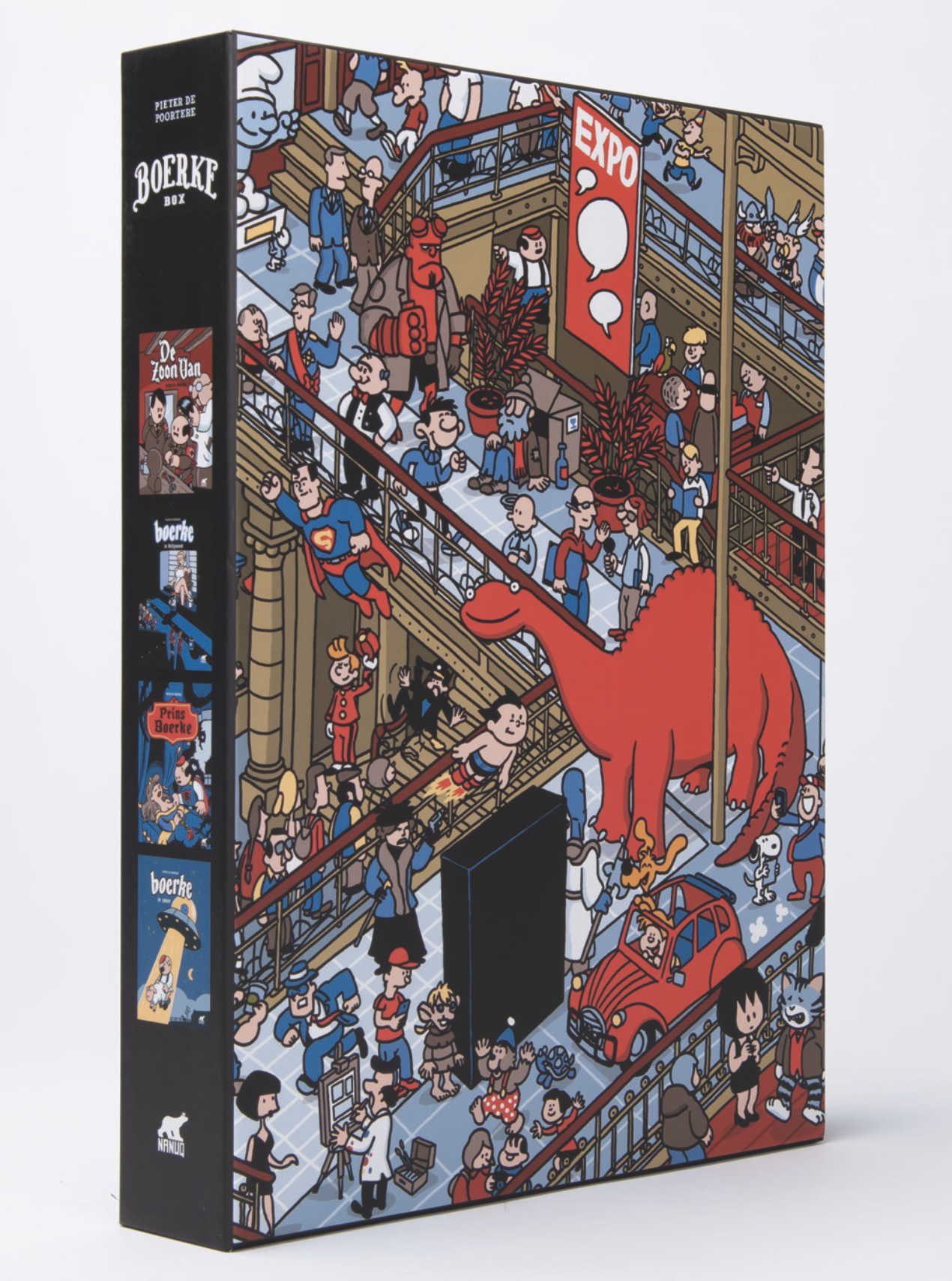 Een kleurrijk stripillustratie van een drukke openbare ruimte met mensen, dieren en voorwerpen, inclusief een grote rode dinosaurussilhouet, een kleine rode auto, en diverse personages in een stadsomgeving.