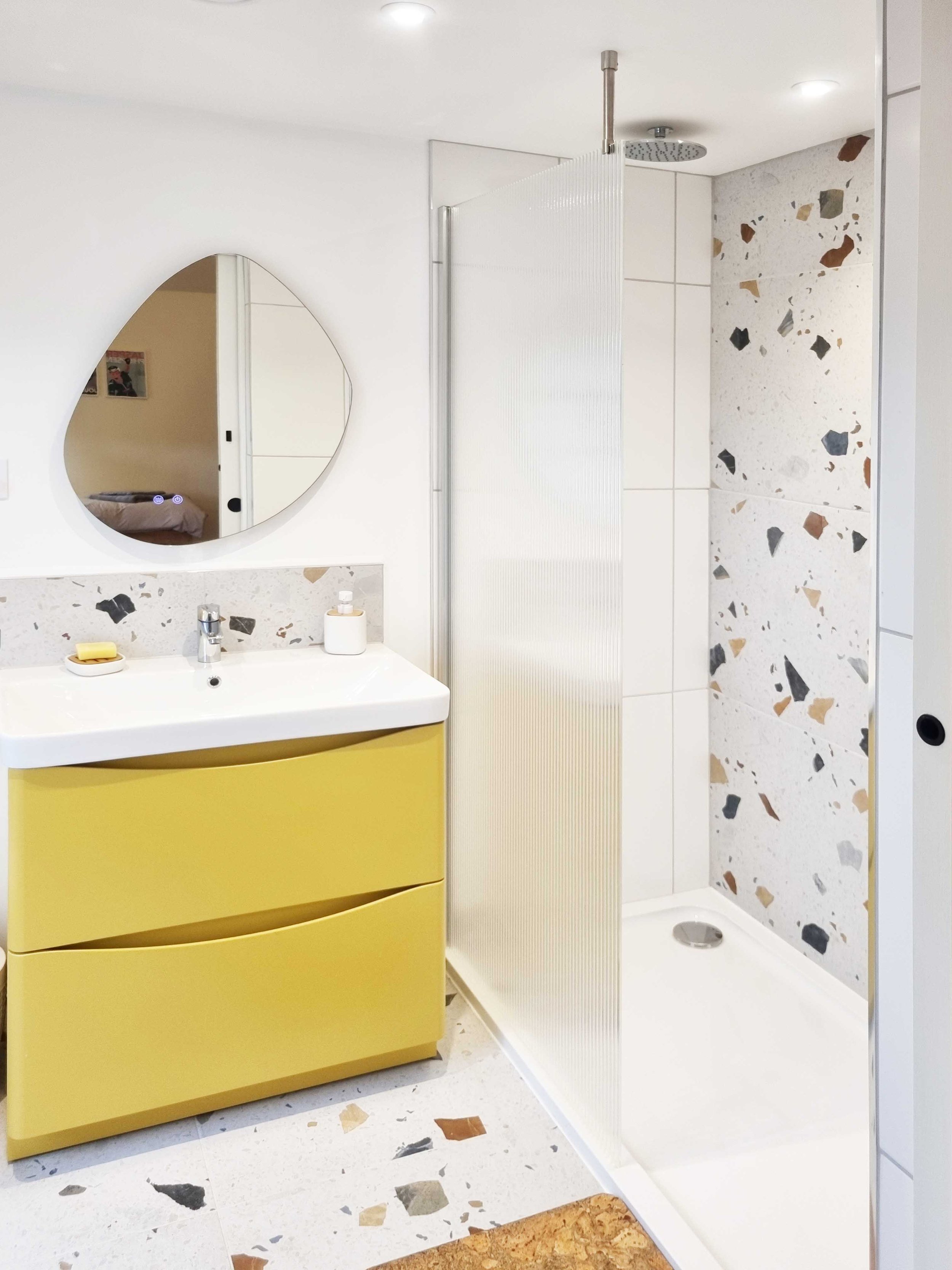18a ensuite 2 comp.jpg