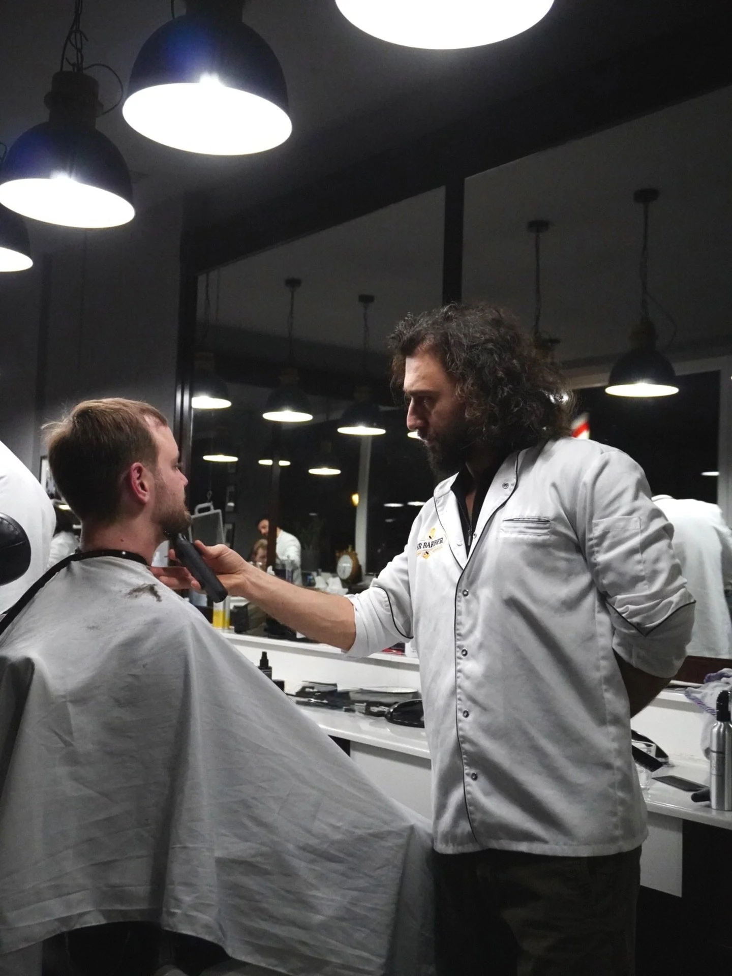 Wenn die Tage k&uuml;rzer werden und die Laune mit den Temperaturen f&auml;llt&hellip;
kommt ein guter Haarschnitt genau richtig. 💈❄️

Neue Konturen, klarer Blick, frisches Gef&uuml;hl manchmal ist das schon genug,
um den Winter ein bisschen heller 