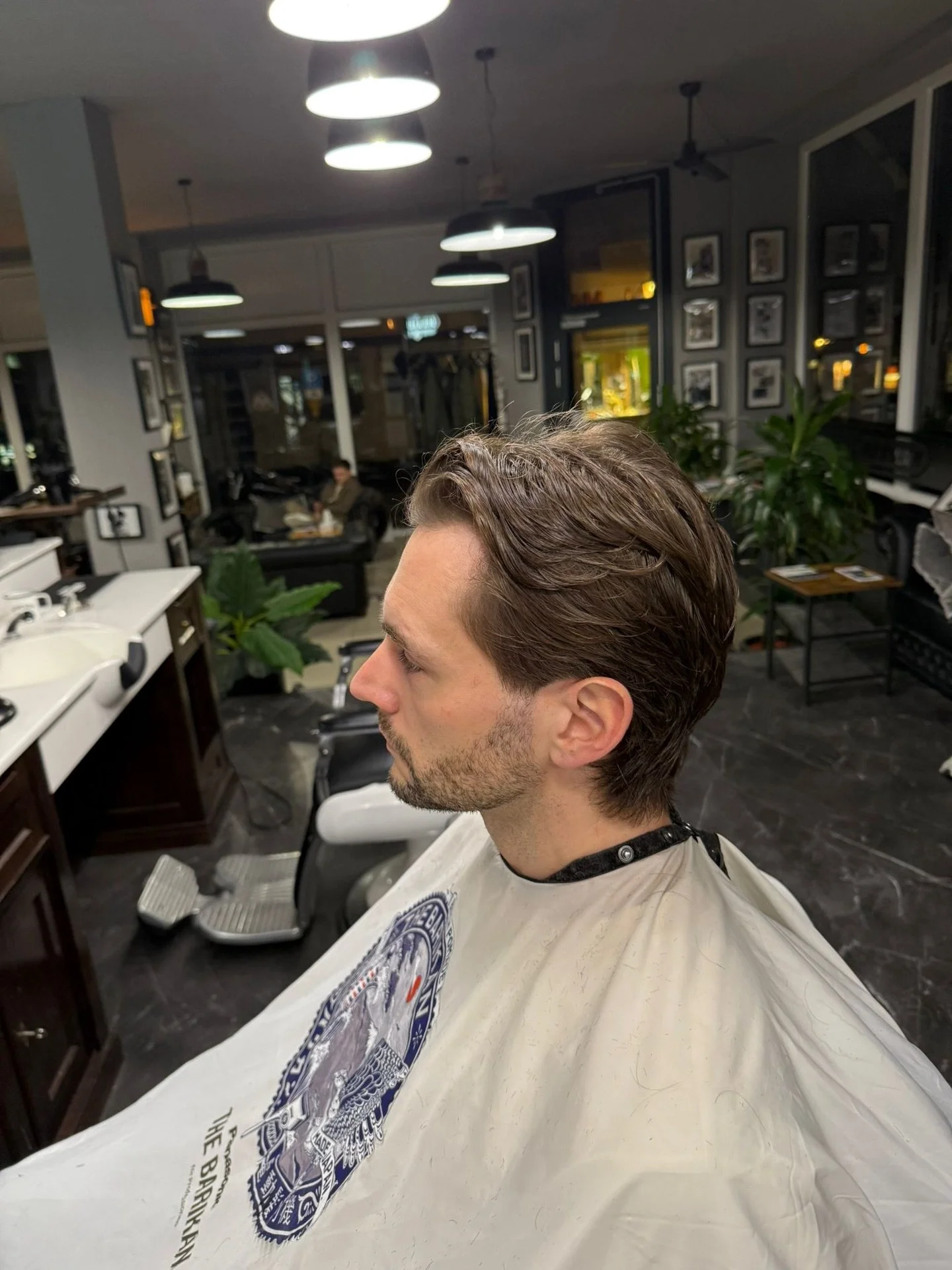 Mittellang, l&auml;ssig, auf den Punkt. ✂️
Struktur statt Zufall ein Schnitt, der Beweglichkeit und Form perfekt verbindet. 💈

#haircut #derbarber #barber #mensgrooming