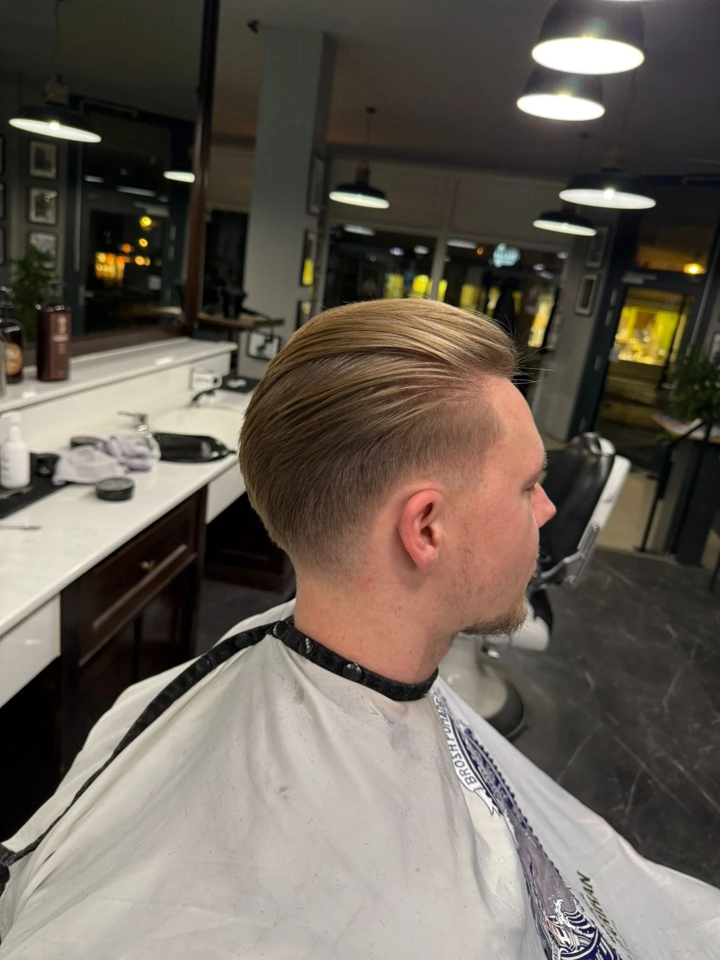 Ein guter Schnitt regelt mehr, als man denkt. 💈 

#DerBarber #Traditionshandwerk #Mensgrooming #BarberPassion