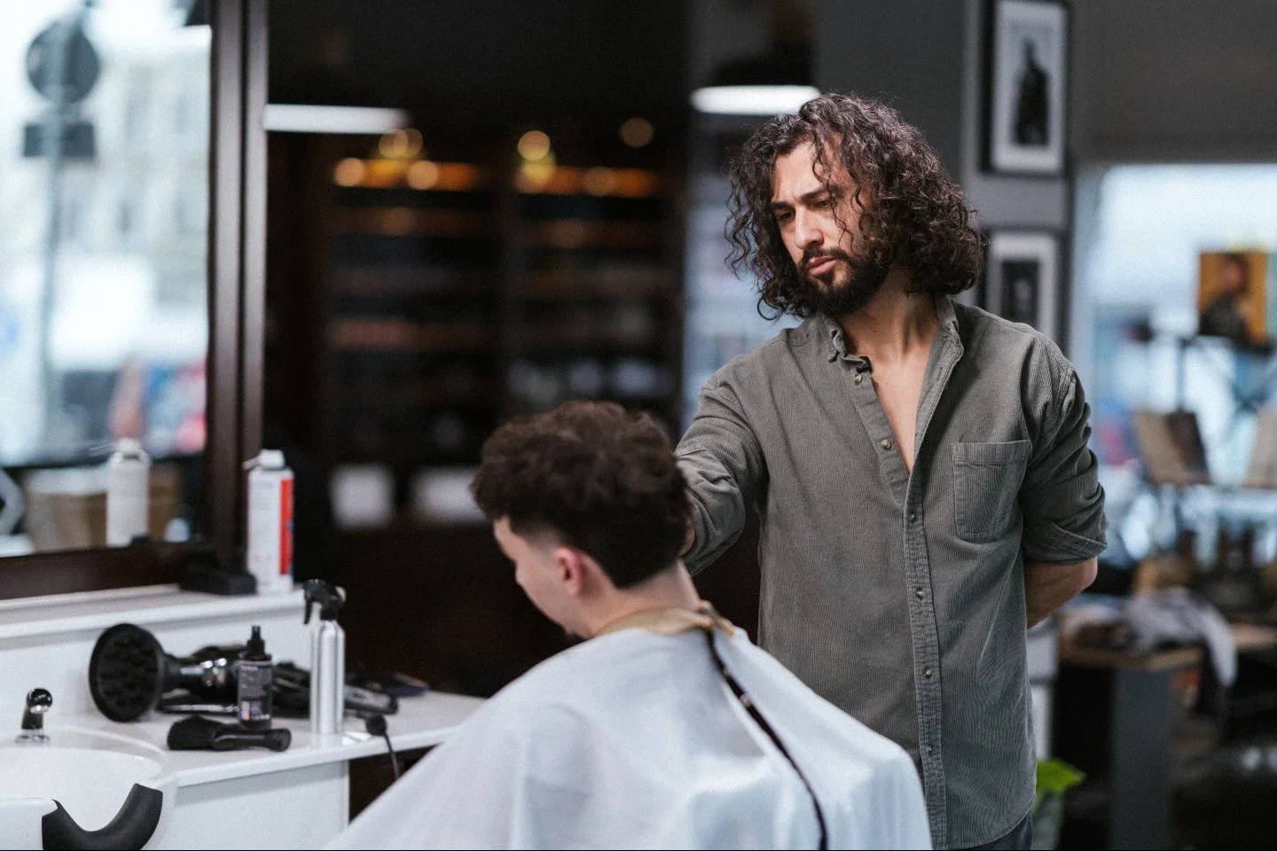 Mein eigener Anspruch ist mein Ma&szlig;stab.
Volle Konzentration f&uuml;r jeden, der bei uns im Stuhl sitzt, damit am Ende nicht nur der Schnitt stimmt, sondern auch das Gef&uuml;hl danach.

Gute Ergebnisse entstehen nicht zuf&auml;llig.
Sie brauche