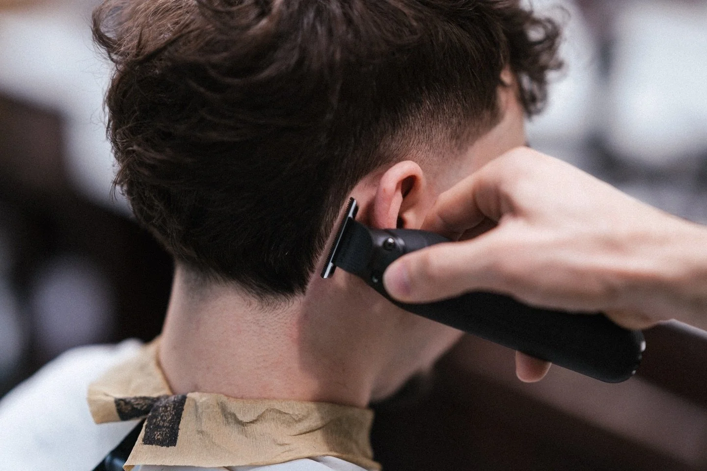 Saubere Konturen entscheiden &uuml;ber den ganzen Look.
Millimeterarbeit, volle Kontrolle genau daf&uuml;r ist die Barikan gemacht. ✂️

Wenn Pr&auml;zision gefragt ist, setzen wir auf @panasonicprostylingeu 
Werkzeuge, die Vertrauen geben und jeden Z