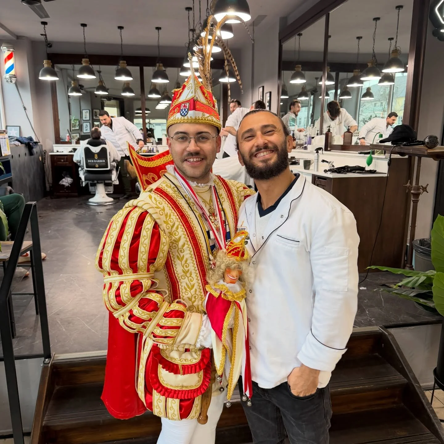 Wenn d&auml; Prinz pers&ouml;nlich zum Barber k&uuml;tt, dann weed och d&auml; Kamm zum Zepter! 💈👑
Heut h&auml;tt uns d&auml; Prinz von Sankt Augustin, @prinz_marcel_l 
 , im Shop besuucht frisch jelockt, jeschm&uuml;ckt un met vill Jef&ouml;hl vum