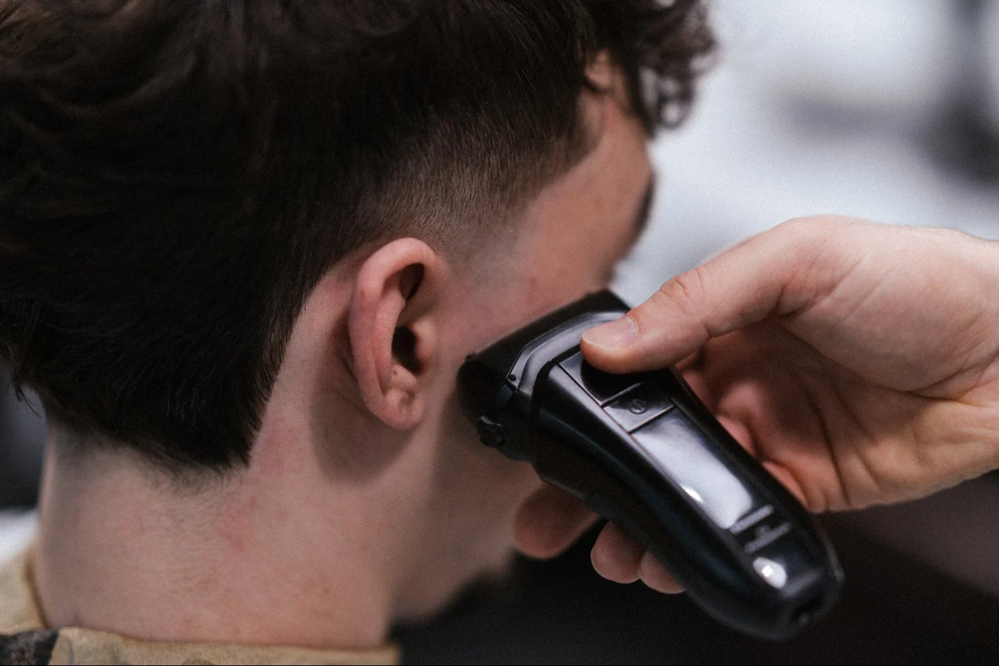 Pr&auml;zision entsteht in den kleinen Momenten.
Millimeter f&uuml;r Millimeter wird aus einem Schnitt ein Look, der sitzt. ✂️

Dabei vertrauen wir auf Werkzeuge, die genau das m&ouml;glich machen
wie die Maschinen von @panasonicprostylingeu
Saubere 