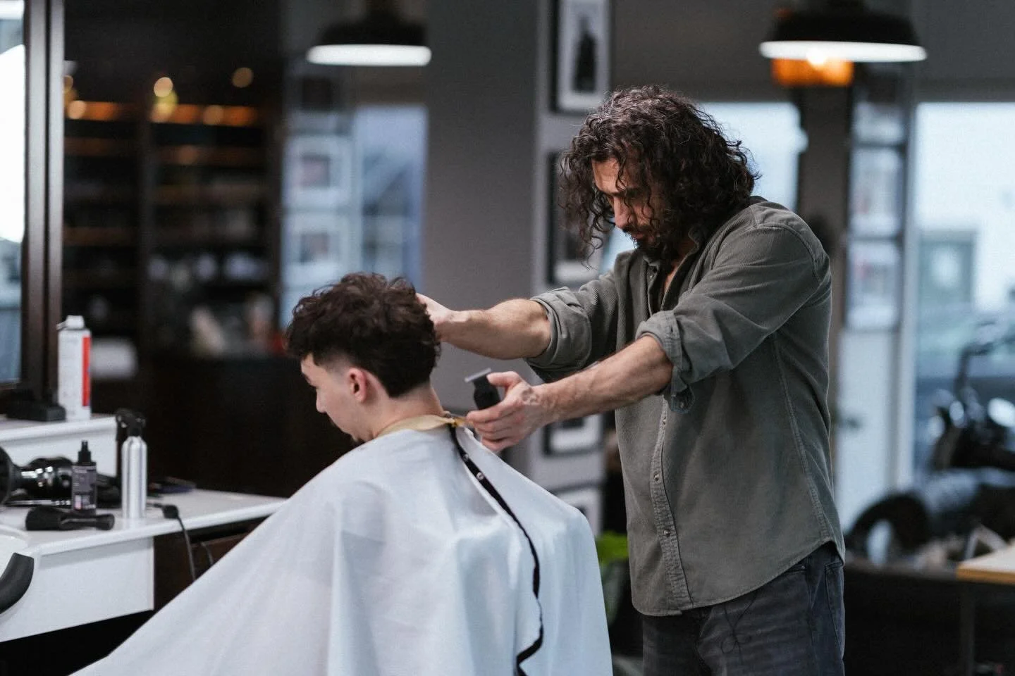 Fokus. Ruhe. Pr&auml;zision.

Jeder Handgriff muss sitzen.
Jeder Schnitt entscheidet &uuml;ber das Ergebnis. ✂️

Denn ein Haarschnitt ist mehr als nur ein Handwerksschritt
er beeinflusst, wie du dich f&uuml;hlst, wenn du den Stuhl verl&auml;sst.

Gen