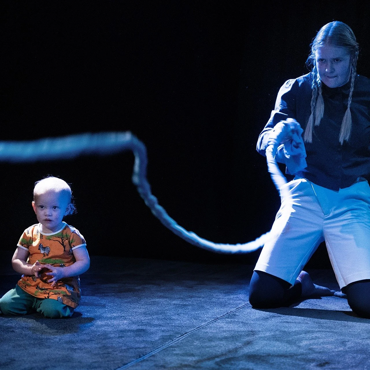 Publiken jublar &amp; jollrar av f&ouml;rtjusning! 👶🧸✨
P&aring; publikens beg&auml;ran har vi lagt in fler f&ouml;rest&auml;llningar av v&aring;r popul&auml;ra bebisf&ouml;rest&auml;llning VAU VAU p&aring; egen scen nu till helgen. 🎭

Biljetter p&