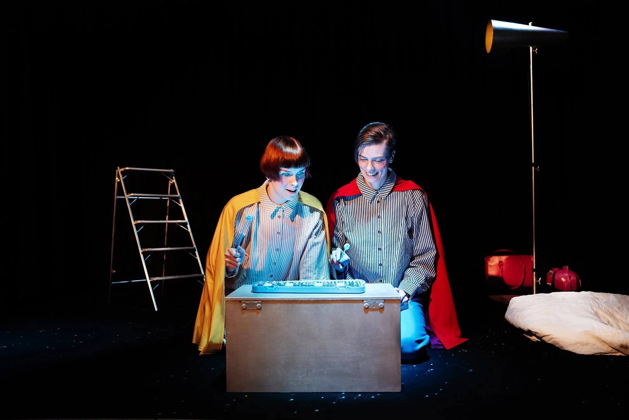 📢N&auml;sta tisdag &auml;r det dags f&ouml;r den svenskspr&aring;kiga premi&auml;ren av Stj&auml;rnhimlar! ⭐⭐⭐⭐⭐

En f&ouml;rest&auml;llning om syskonskap f&ouml;r barn mellan 3-7 &aring;r och hela familjen🎭

Alla ni som &auml;lskar teater m&aring;