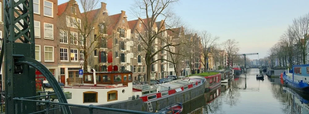 Brouwersgracht met brug in avondzon