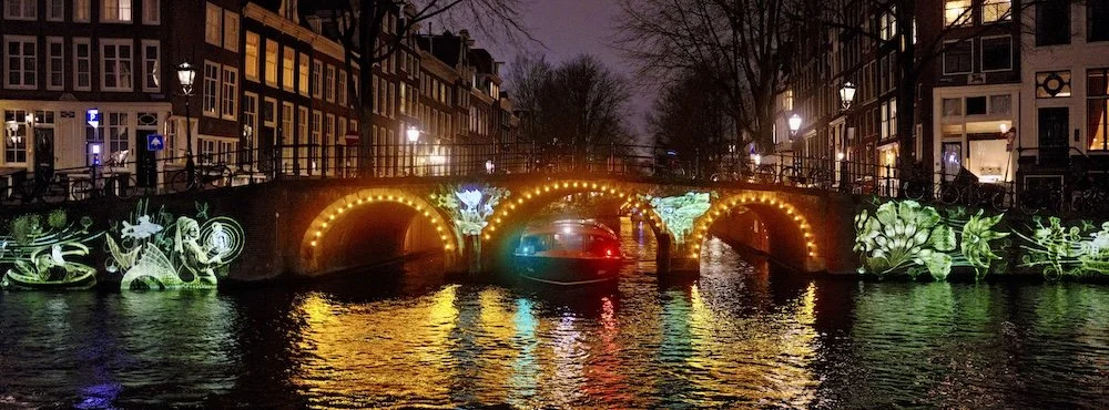 Amsterdam, panoramafoto van de Herengracht bij de Leidsegracht bij avond met verlichting van het Amsterdam Light Festival
