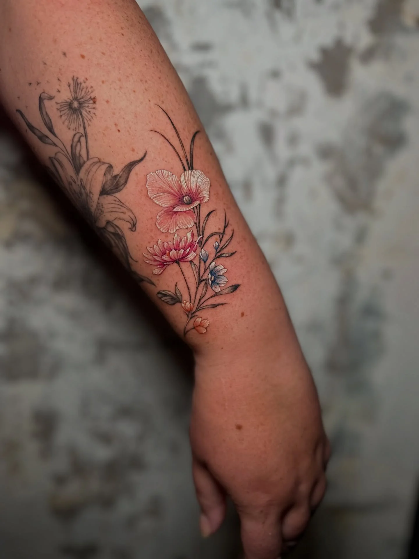 A fresh mix of color and fine line work, built to flow with the arm and stay soft and wearable over time. Thank you Amanda, I loved doing these flowers for you!

#finelinetattooartist #floraltattoos #finelinefloral #westpalmbeachfl #westpalm #palmbea