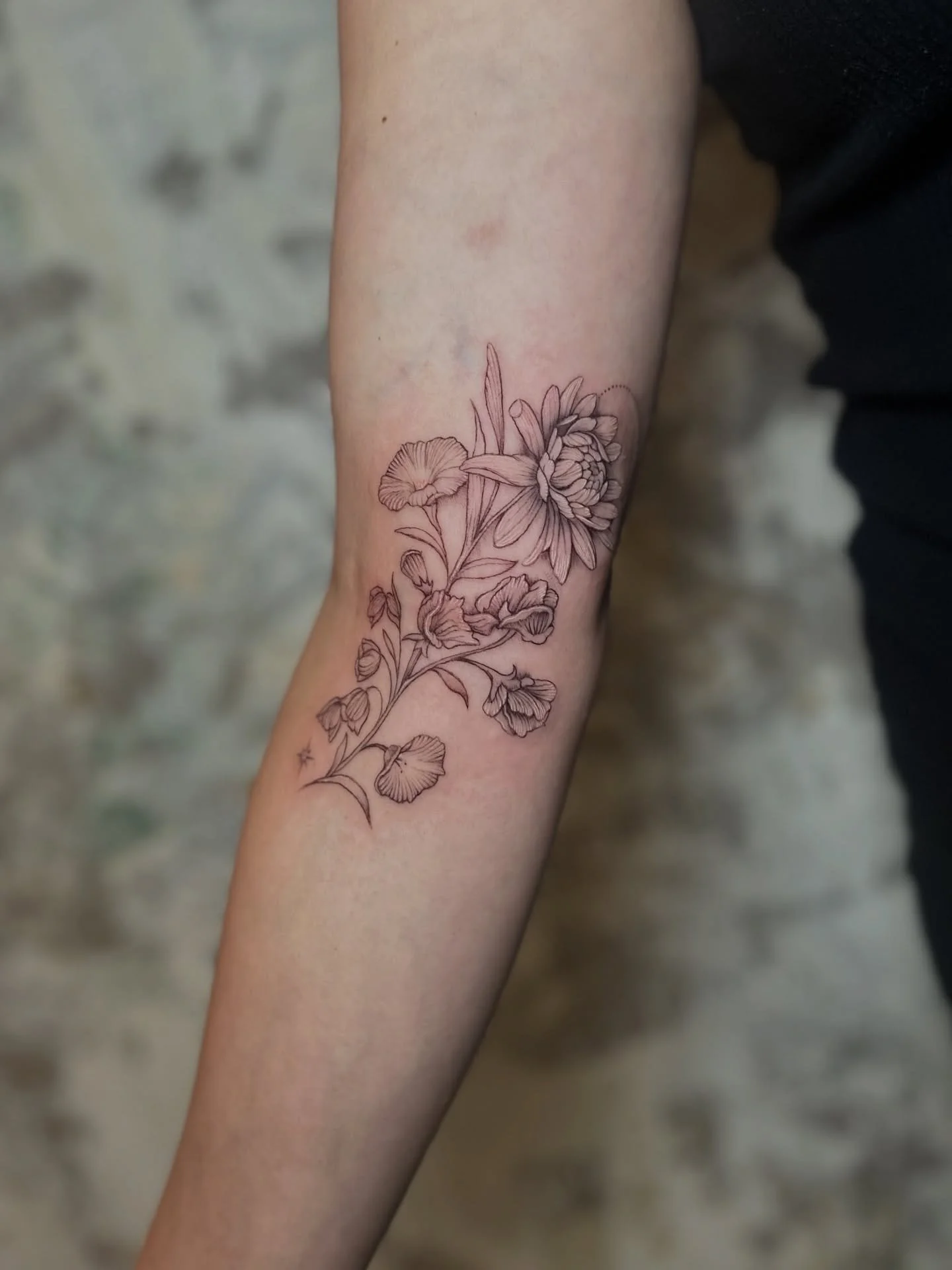Crisp fine lines and thoughtful placement to keep this floral piece elegant and easy to live in. December is almost full, reach out to secure a spot in West Palm Beach!

#westpalmbeach #finelinetattooing #palmbeachstyle #birthflowertattoo #floraltatt