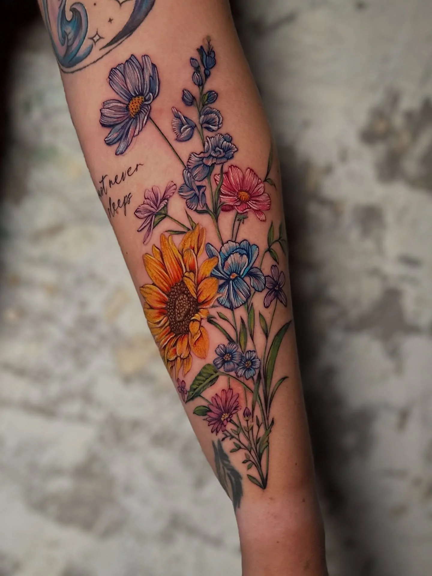 Come take a look at this vibrant and feminine wildflower bouquet for Barbara! This was such a fun project to work on together. We collaborated on colors, flower choices and personal elements and it was done across two full day sessions. 
#floraltatt