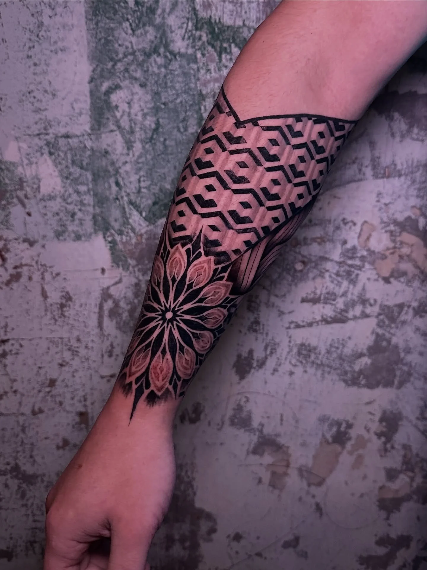 Hey guys! Here&rsquo;s something a little different from my usual fine line style! I had so much fun creating this geometric sleeve with Kyle. Thank you so much for the trust you put in my hand and my craft!

#geometrictattoo #geometricsleeve #mandal