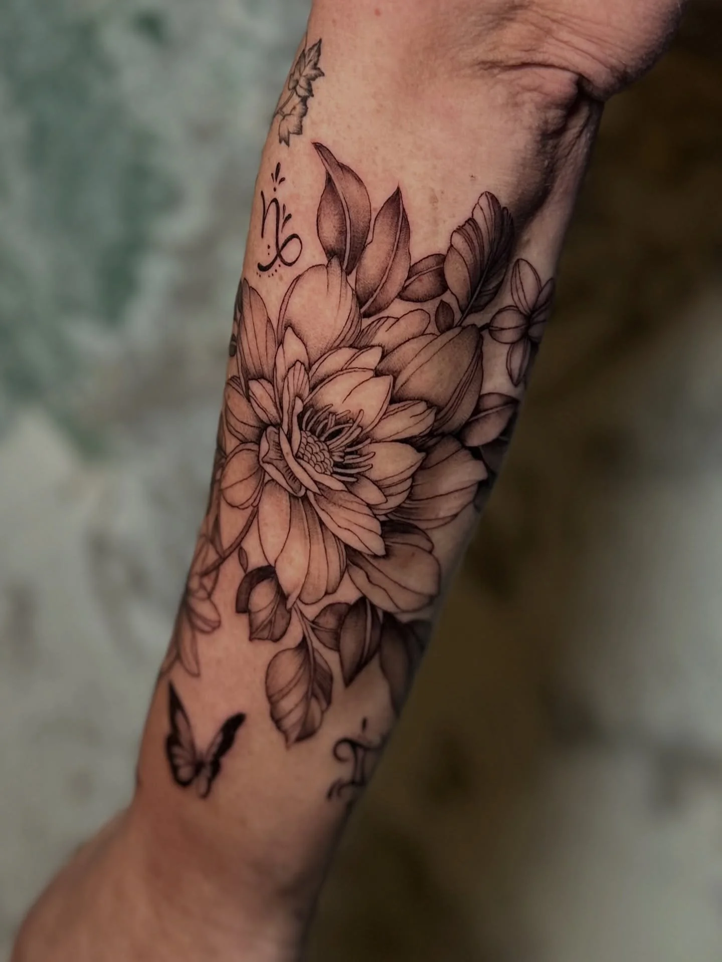 I&rsquo;ve been slacking on posting, moving is a lot of work! This stunning floral wrap was one of the last tattoos I did in Brooklyn before I moved to my new home state of Florida. The tattoo of the beach Polaroid is almost 1 year healed. 

#finelin