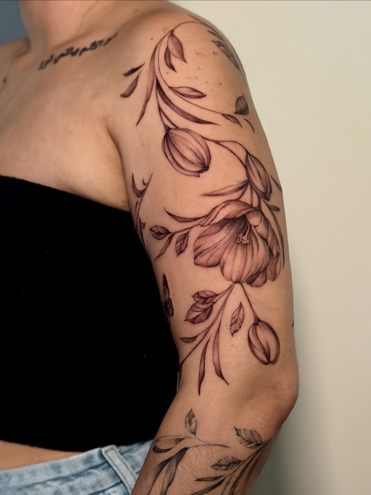 A stunning fine line botanical sleeve on my lovely client. Valeria wanted a cohesive look focusing on a single varietal of flower and she wears it so freaking beautifully. 

#finelinetattoos #westpalm #palmbeachstyle #floraltattoos #southfloridatatto
