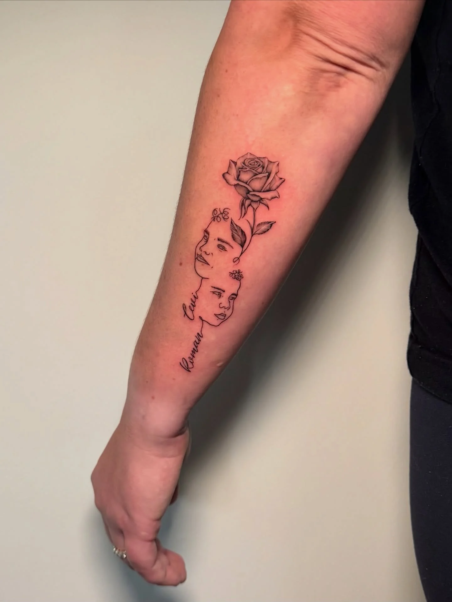 A beautiful fine line rose tattoo with line focused portraits of my client&rsquo;s children. Thank you for your trust. 

#westpalmbeachfl #finelinetattooartist #southfloridatattoo #palmbeachstyle