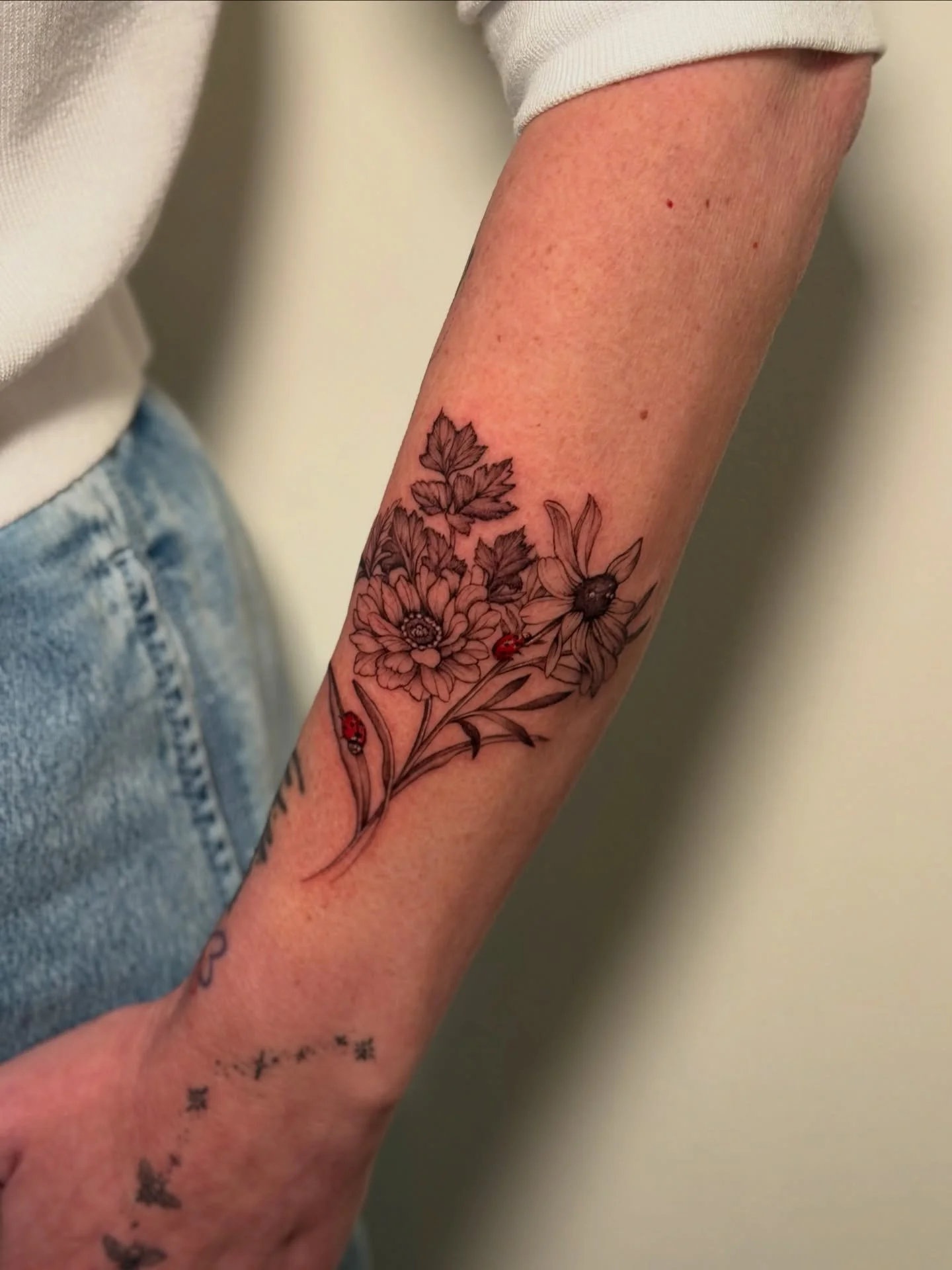 Hey guys! Here&rsquo;s a beautiful fine line flower bouquet tattoo that I did a few weeks ago. With the move to Florida, I&rsquo;ve been slacking on posting but I can&rsquo;t wait to show you all the lovely tattoos I&rsquo;ve done since I&rsquo;ve be