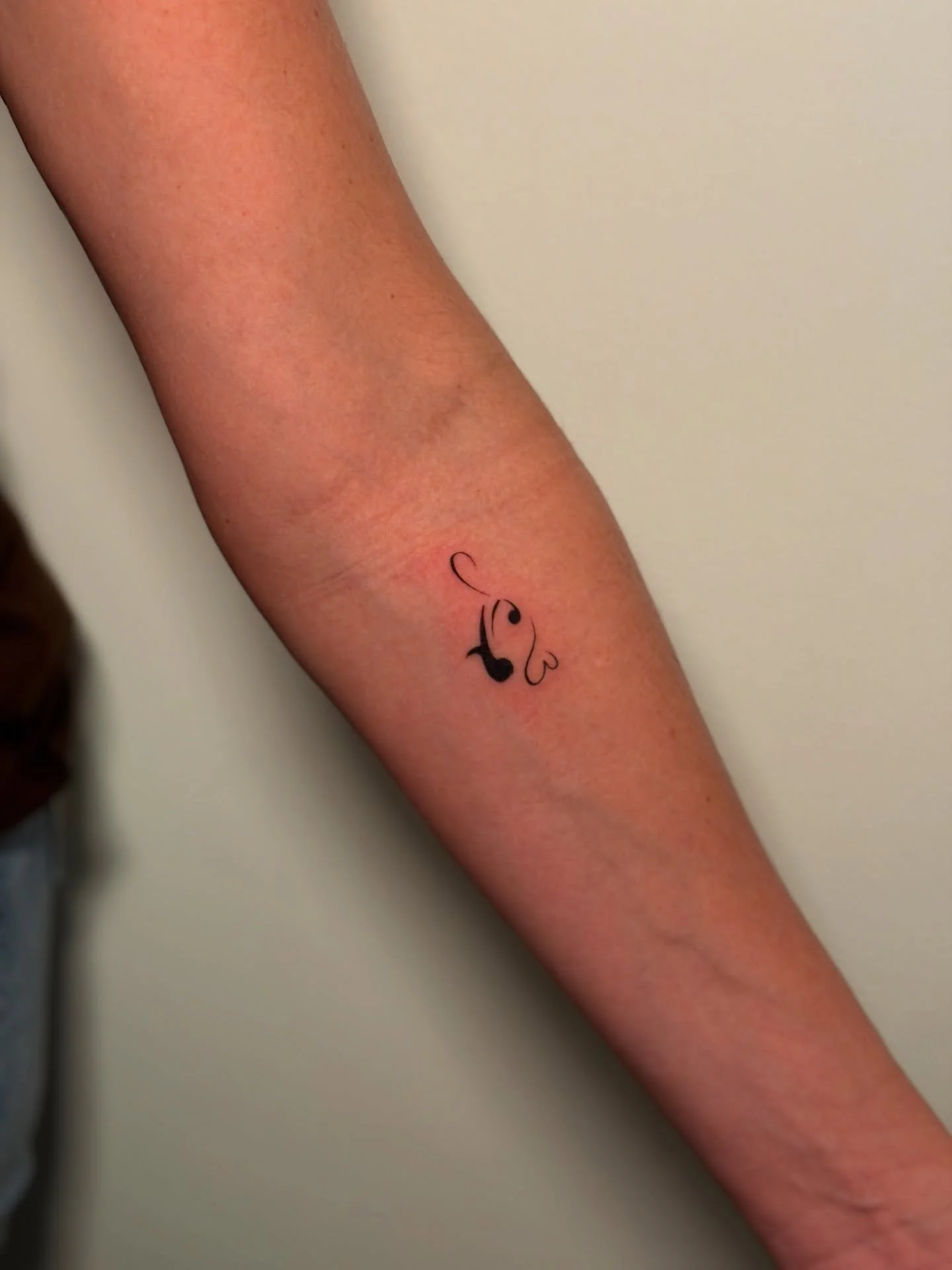 Small little abstract tattoo for my client that represents her and her son. Little tattoos can have such big meaning. 

#finelinetattooartist #westpalmbeachfl #southfloridatattoo #westpalmbeachtattoo