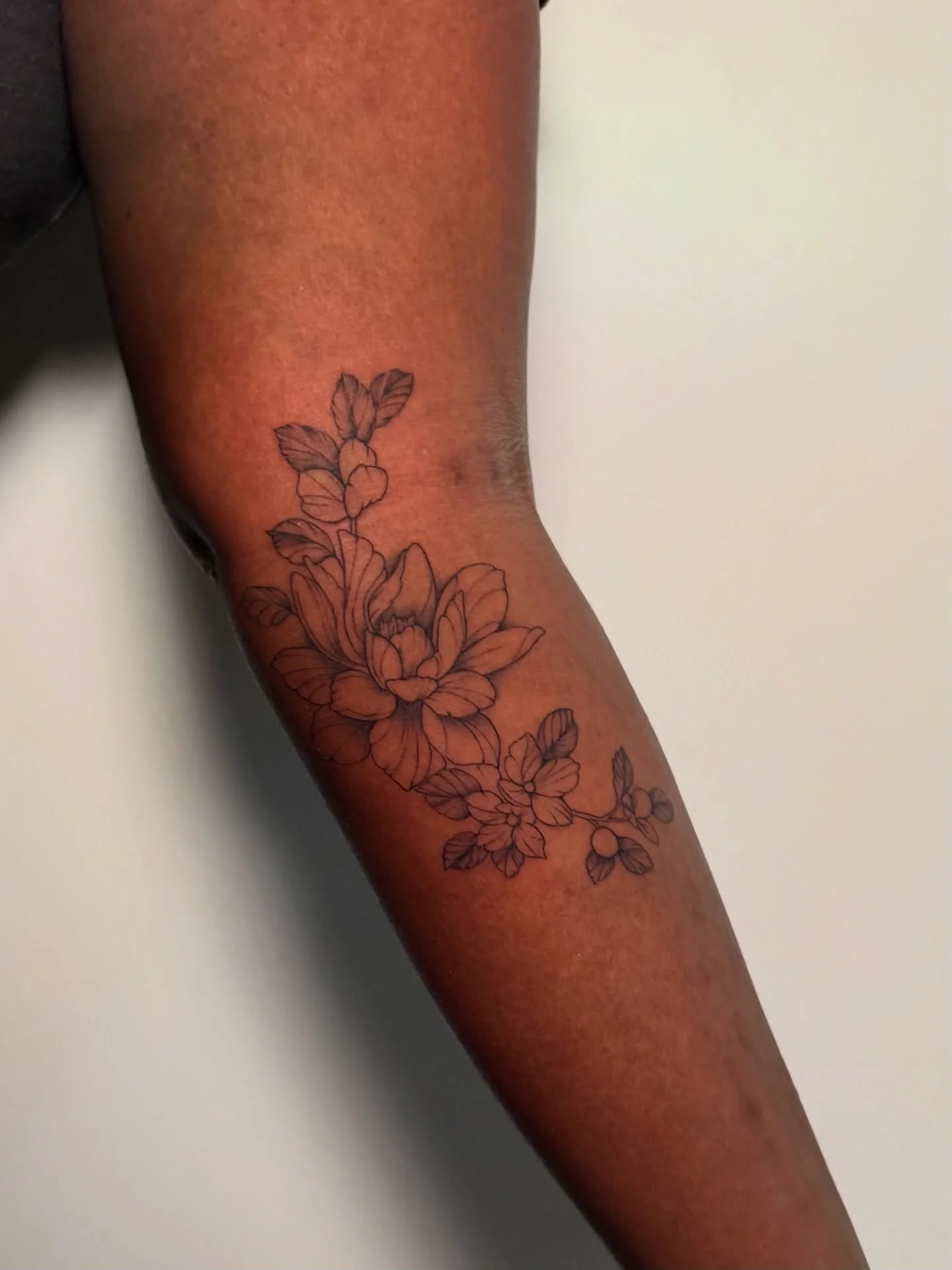 Soft detail, intentional flow and a tattoo that&rsquo;s made to age beautifully. Fine line done right is all about precision and respect for the skin. 

#botanicaltattoo #finelinetattooing #westpalmbeachtattoo #southfloridatattoo