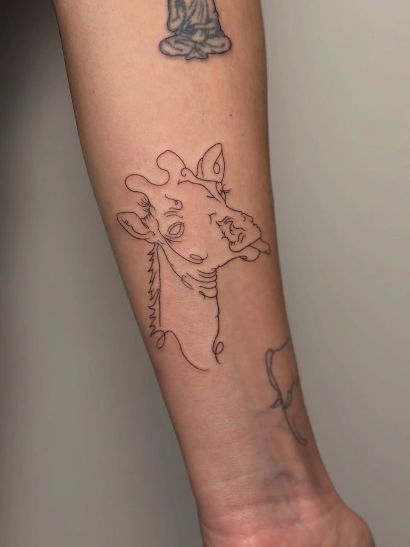 Elegant fine line giraffe tattoo ✨

Clean single line contour with refined detailing on the ossicones, lashes, and mane. Timeless minimalism with perfect flow down the arm.

#finelinetattoos #westpalm #palmbeachstyle #southfloridatattooartist