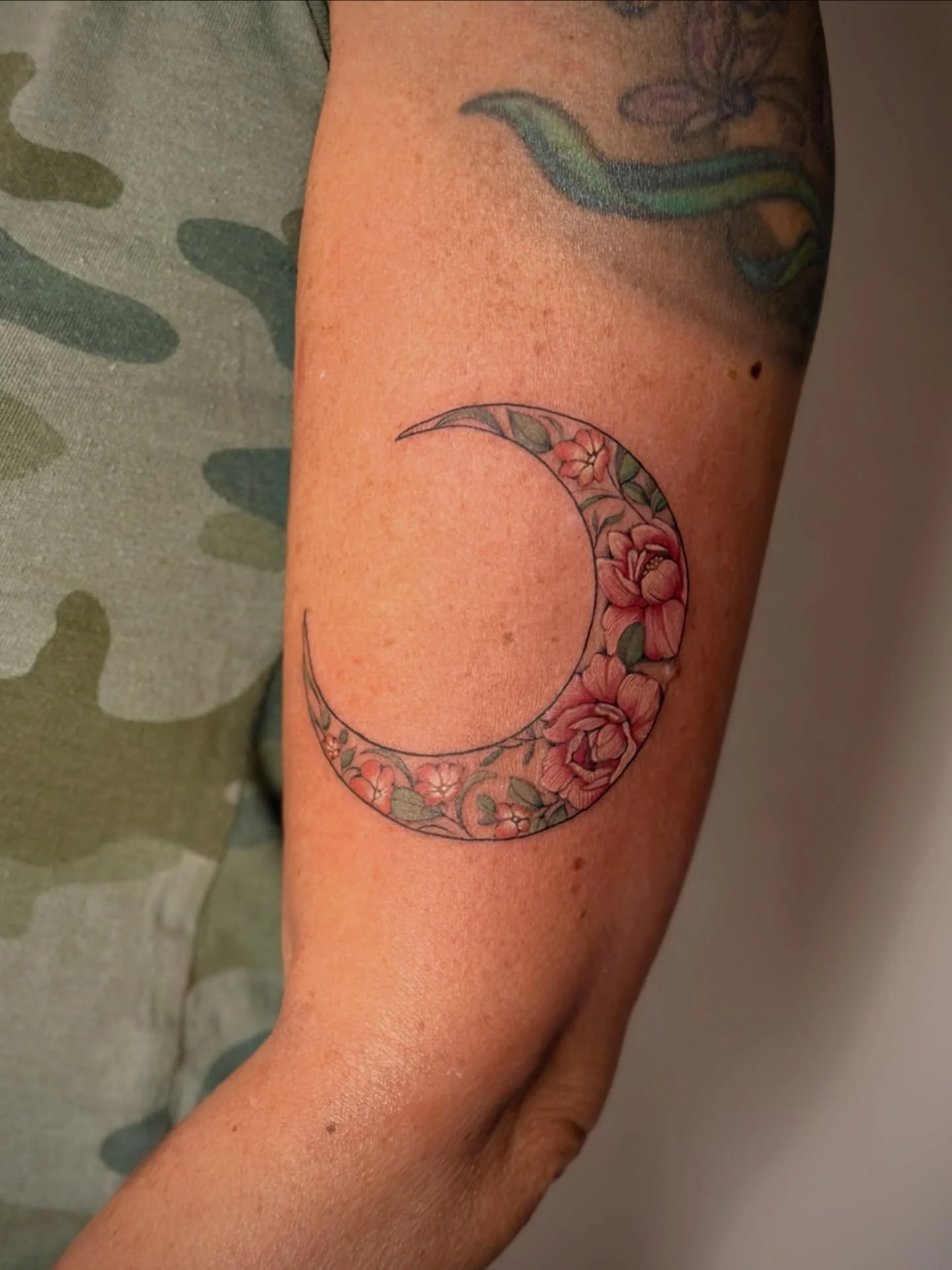 We kept this one really clean.

The shape does most of the work, and the florals just sit into it instead of competing with it. It reads simple at first, but there&rsquo;s a lot going on when you actually look.

Easy, feminine, and just sits right on