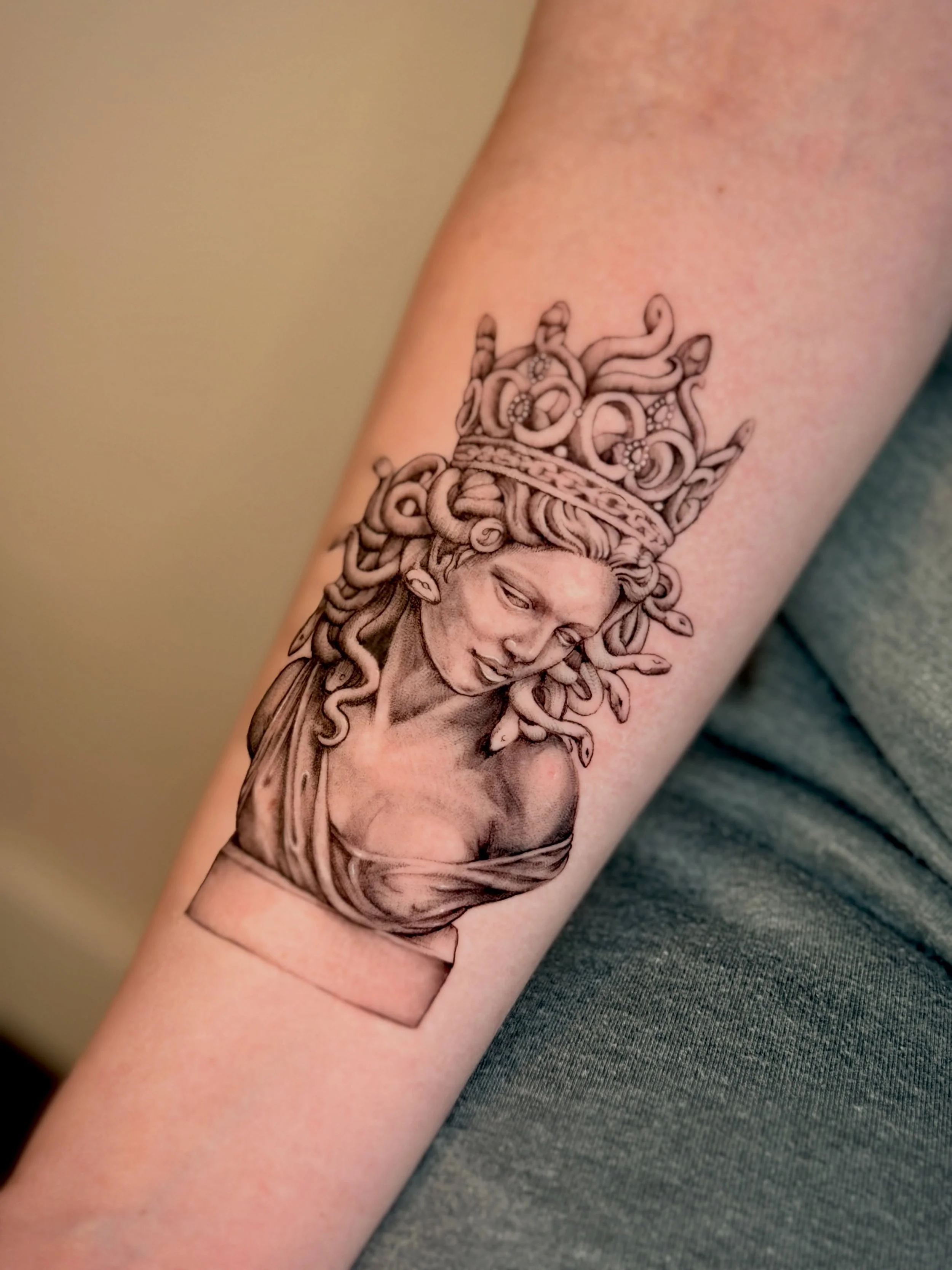 Recent Medusa bust, the goal with her face was to keep it soft and almost serene, which I think makes the surrounding serpents hit harder by contrast. Fine line black and grey.

Booking Microrealism. Schedule consults through the link in my bio. 

#m