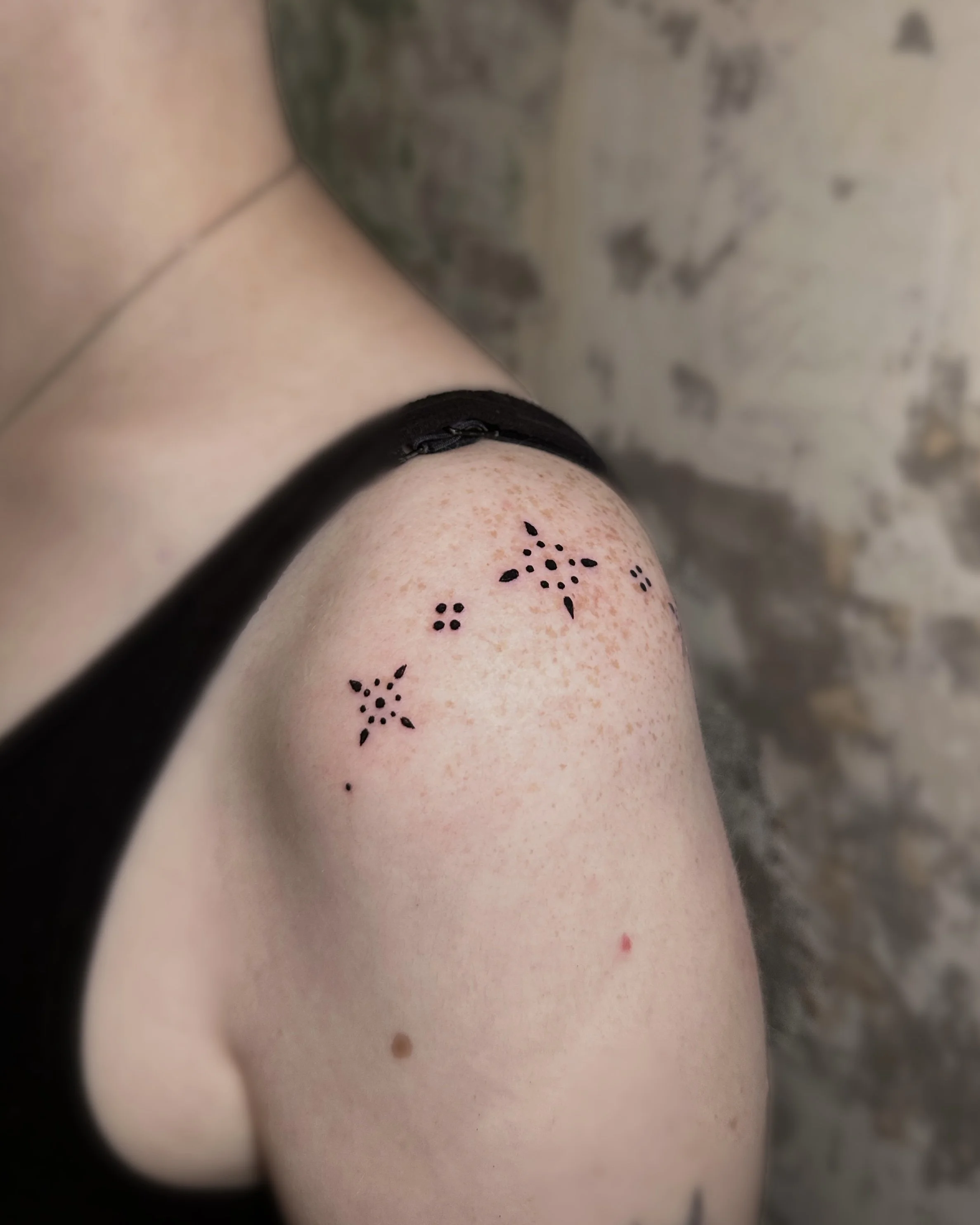 west-palm-beach-fine-line-onrnament-shoulder-tattoo.jpg