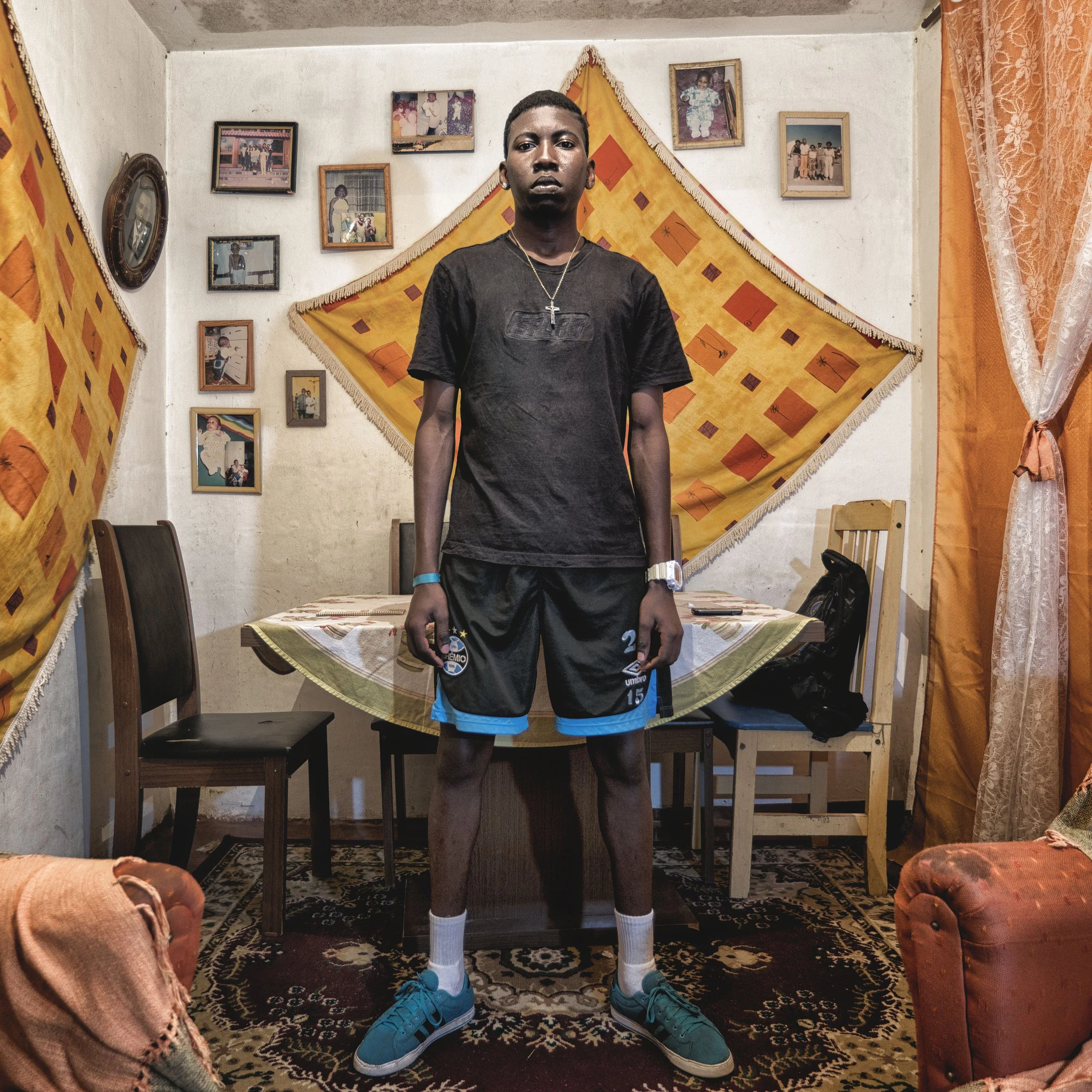 Projeto 59 - Anderson Leonardo F. De Souza, 20a • Cohab Ruben Berta, Porto Alegre/RS, 2016, fotografia (pigmento mineral sobre papel de algodão), 40 x 40 cm