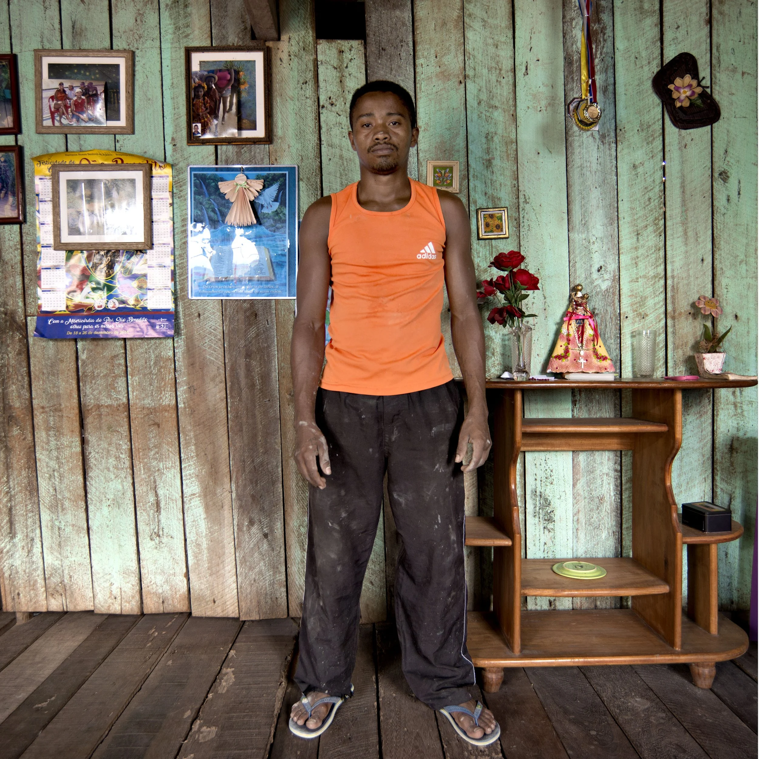 Projeto 59 - Adriano Santos Manito, 18a • Guamá, Belém/PA, 2017, fotografia (pigmento mineral sobre papel de algodão), 40 x 40 cm