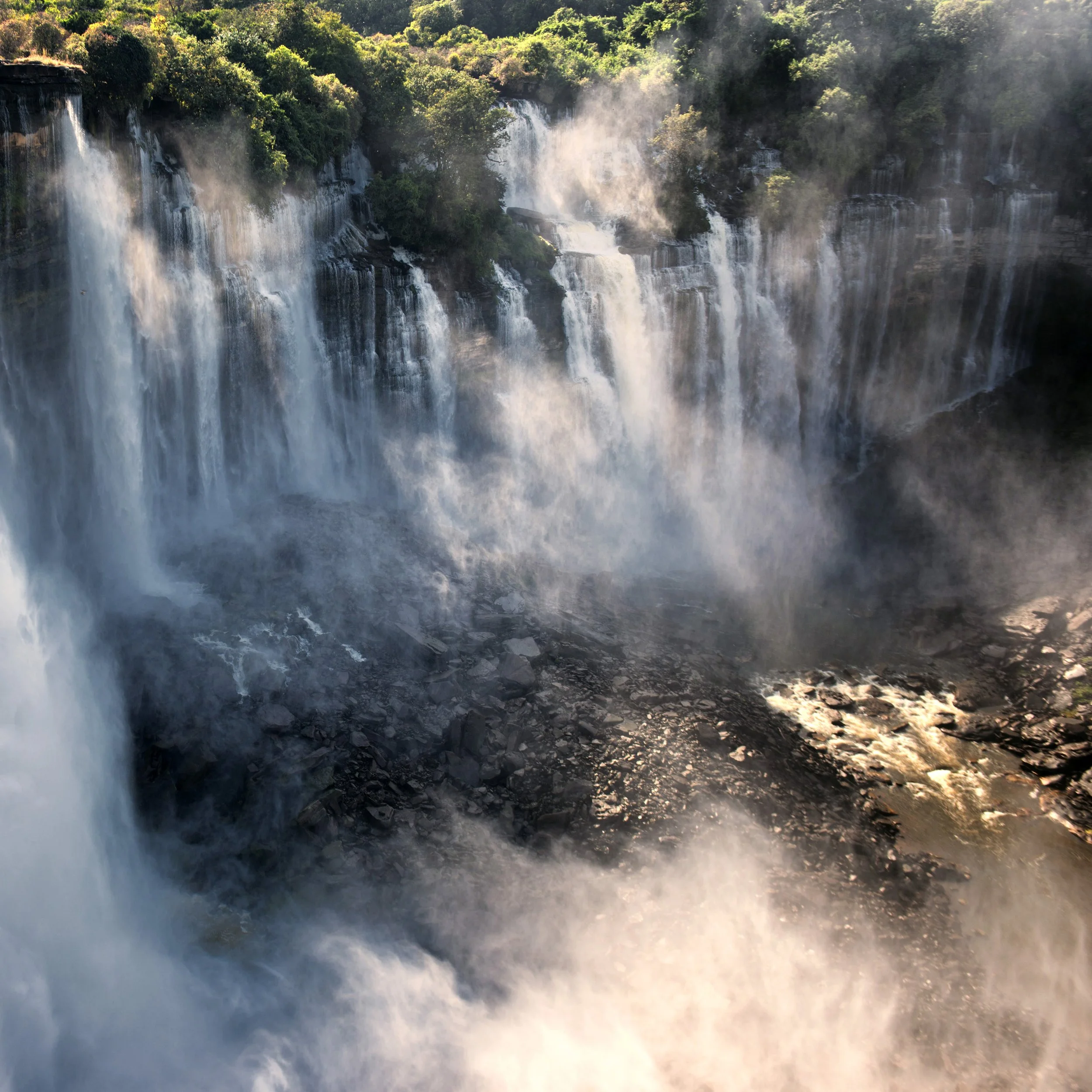 Série Karimu, 2016, pigmento mineral sobre papel de algodão Hahnemühle Museum Etching, 40 x 40 cm