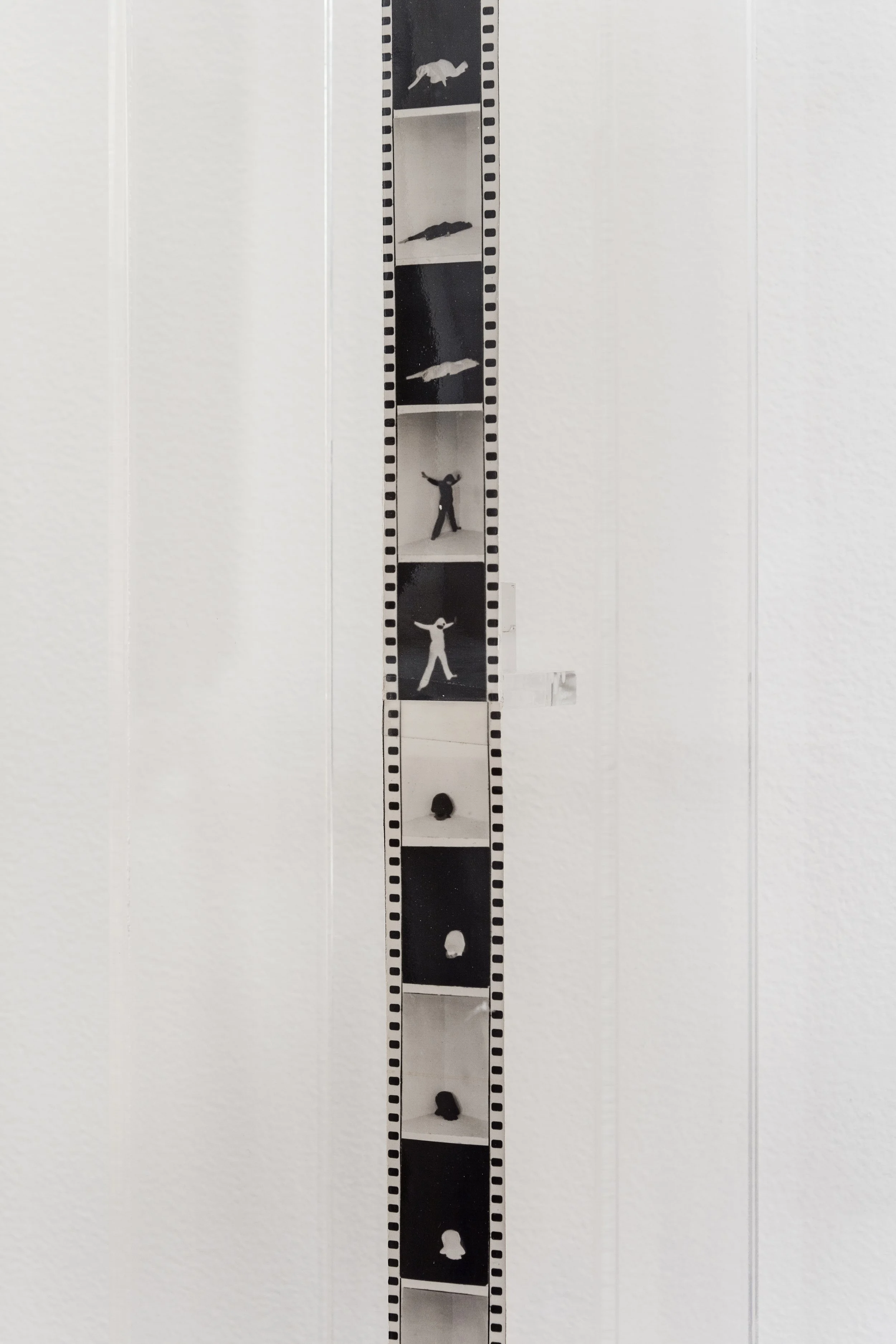 A Marcha - Série Situações Negativas, 1980, gelatina e prata, 170 x 0,2 cm