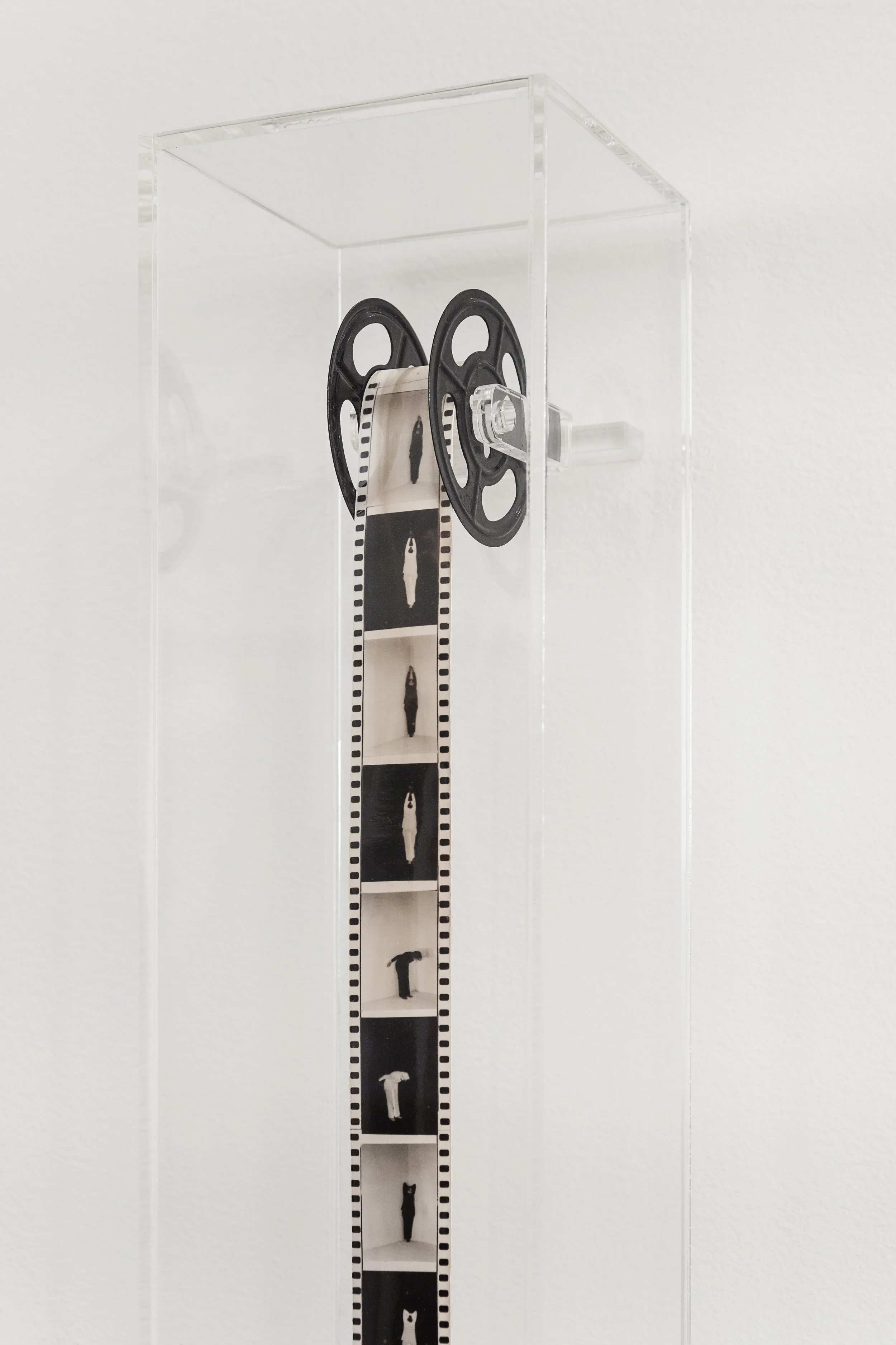 A Marcha - Série Situações Negativas, 1980, gelatina e prata, 170 x 0,2 cm