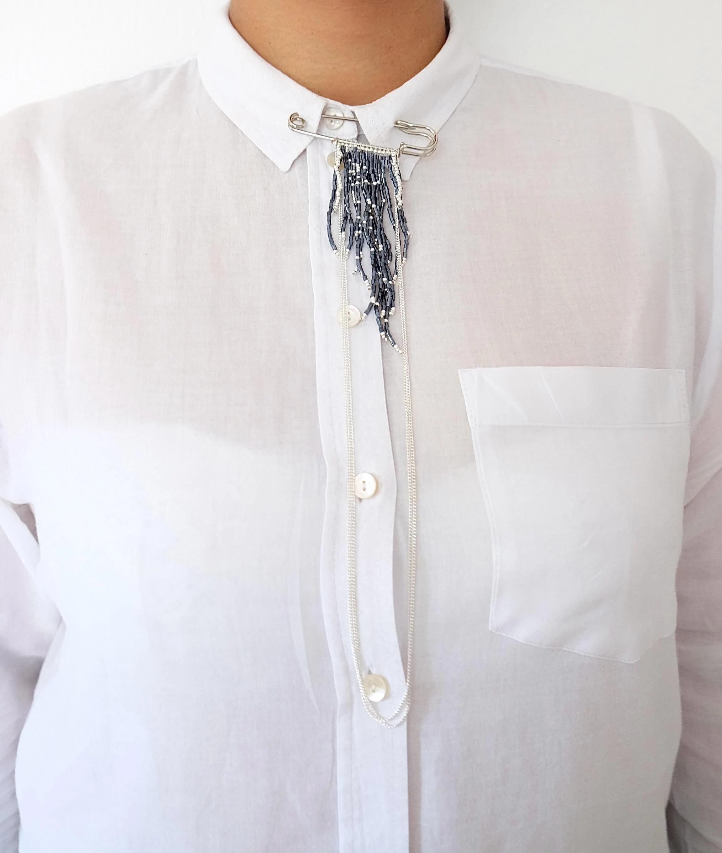 ✨ Sooo, I&rsquo;ve been working on a little side project and I&rsquo;m finally ready to show it off! Meet the new-age collar brooch.
Think of it like a female power tie, but it&rsquo;s completely gender-neutral and made for absolutely anyone who like