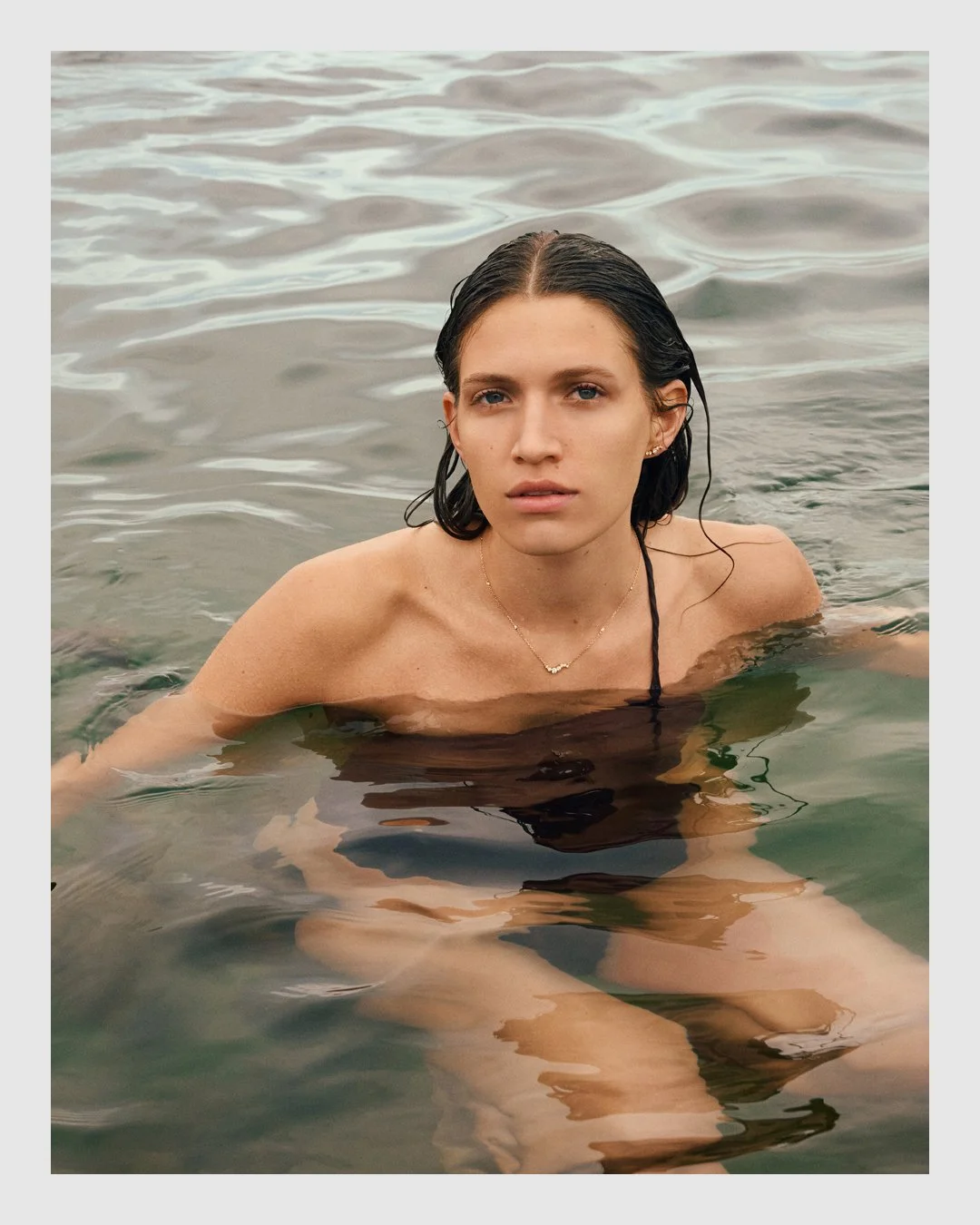Model wearing Cherituelle fine jewelry while swimming in the sea – beauty and jewelry campaign retouching by Le Lemon