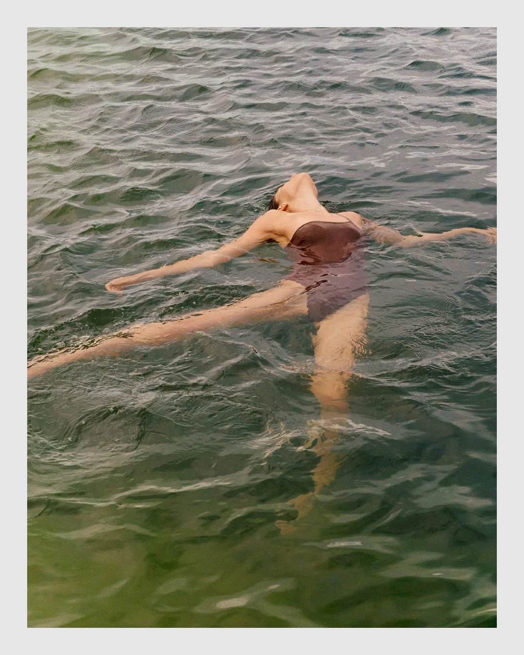 Model floating in the sea wearing Cherituelle fine jewelry – natural lifestyle campaign retouching by Le Lemon