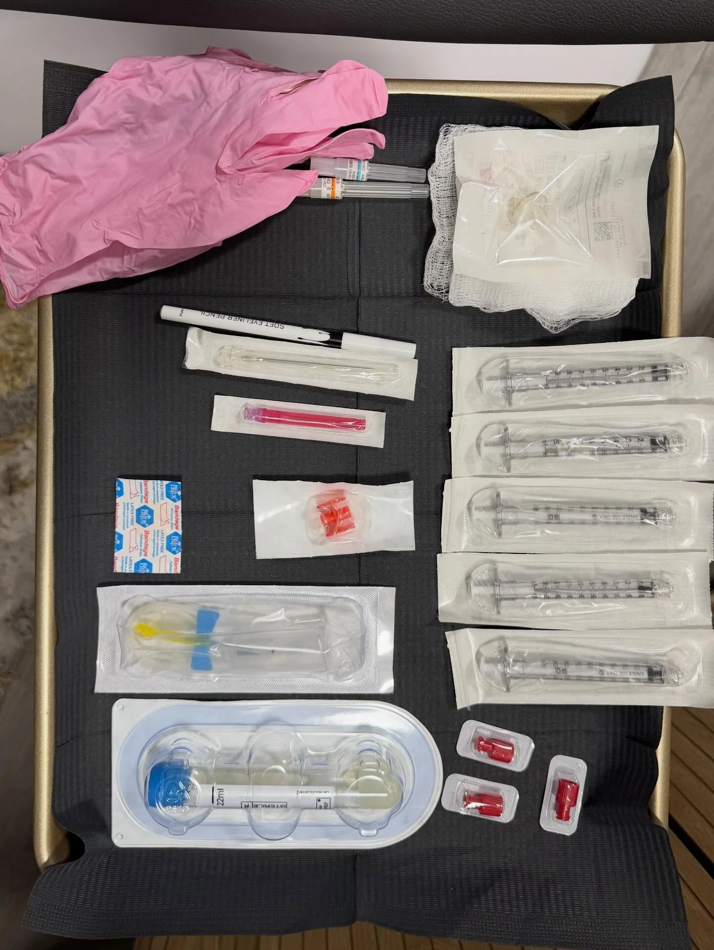 This Christmas season, treat yourself or a loved one to some rejuvenation at Younique by MK Medspa in Charlotte! Imagine celebrating the holidays with smoother skin and a little boost in confidence. Whether it&rsquo;s through microneedling or refresh