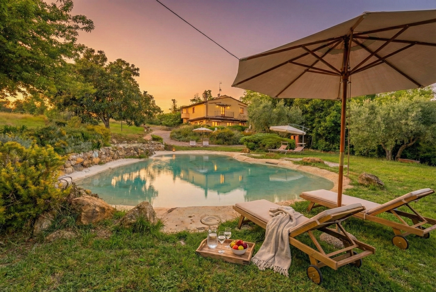 Villa Aurora, Tuscan country house with garden and pool at sunset