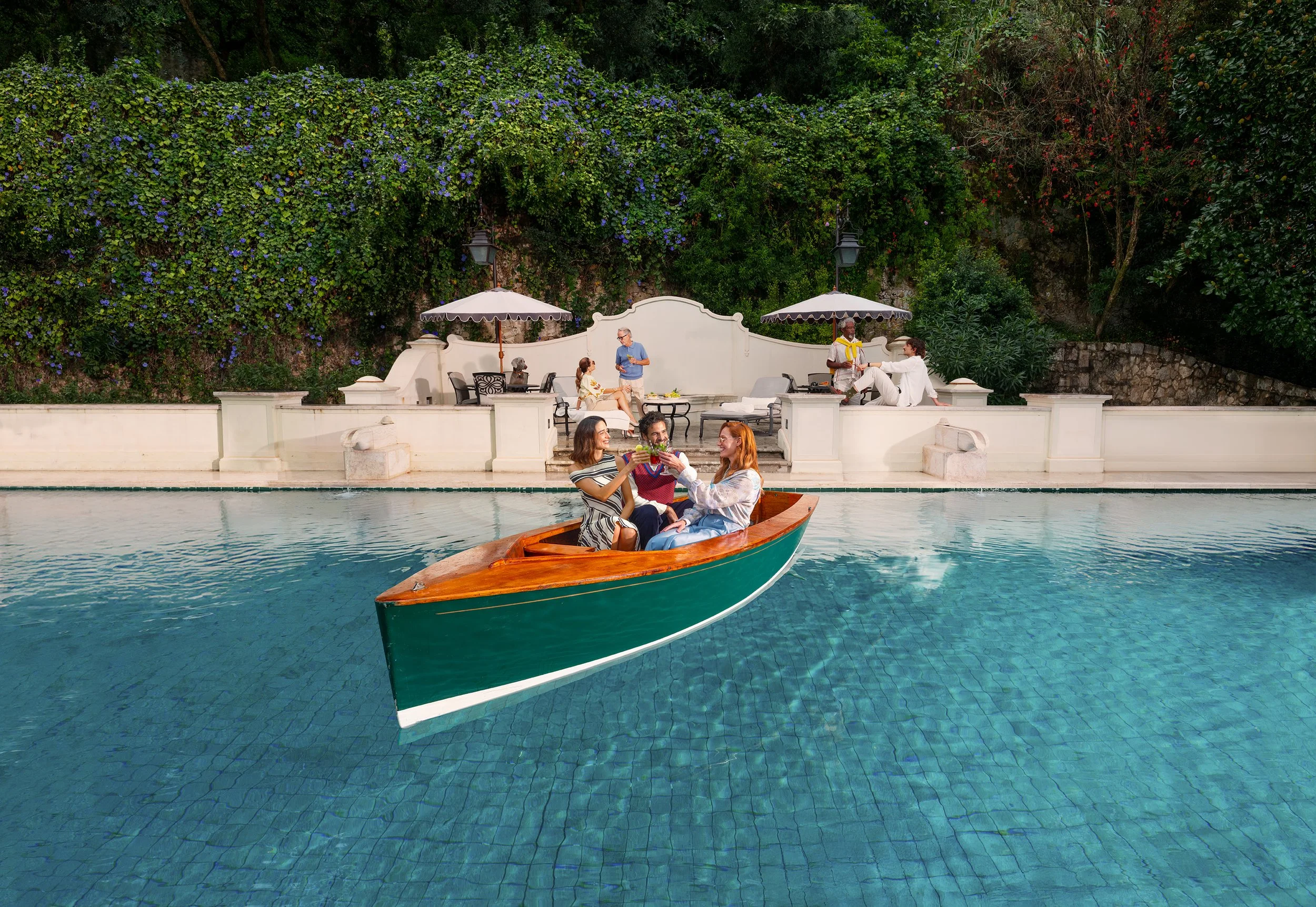 12418080C06rgb_R2_Boat_In_Pool.jpg