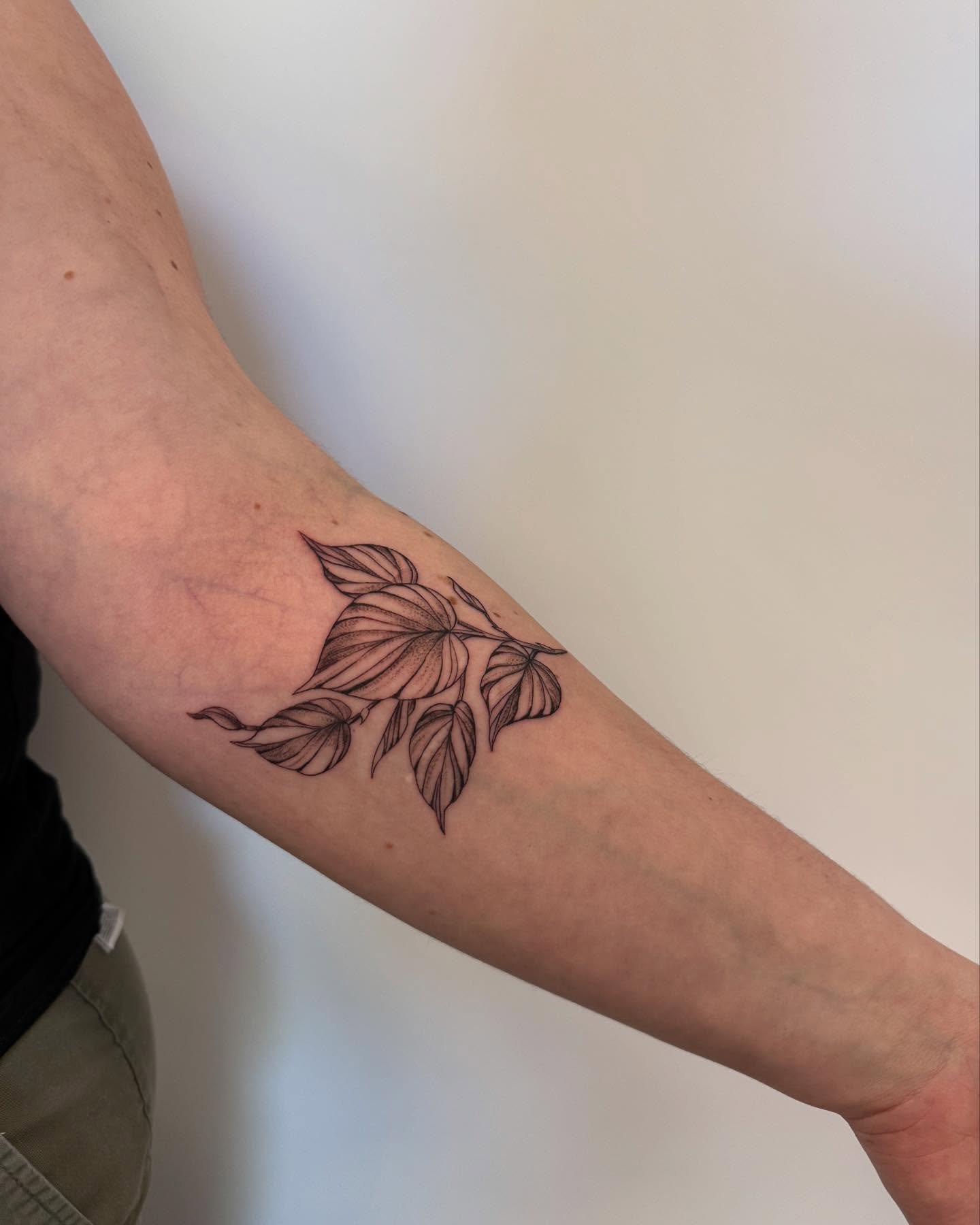 Alwayssss love to use the body&rsquo;s natural curves to accentuate  the movement of a tattoo. Leaves created a beautiful way to cover up some old scars and jelly tentacles move around other tattoos in such a fun way🪼🍃