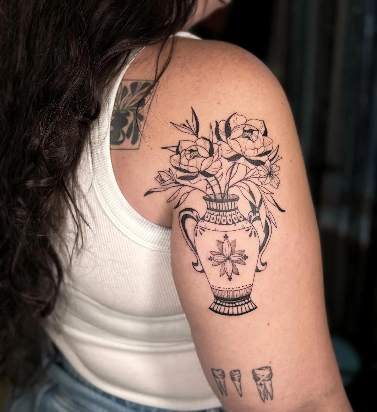 When you tattoo someone so much and they become your friend 🤌 

Blackwork vase for @katekunin, touched up finger tats and some healed florals/vines