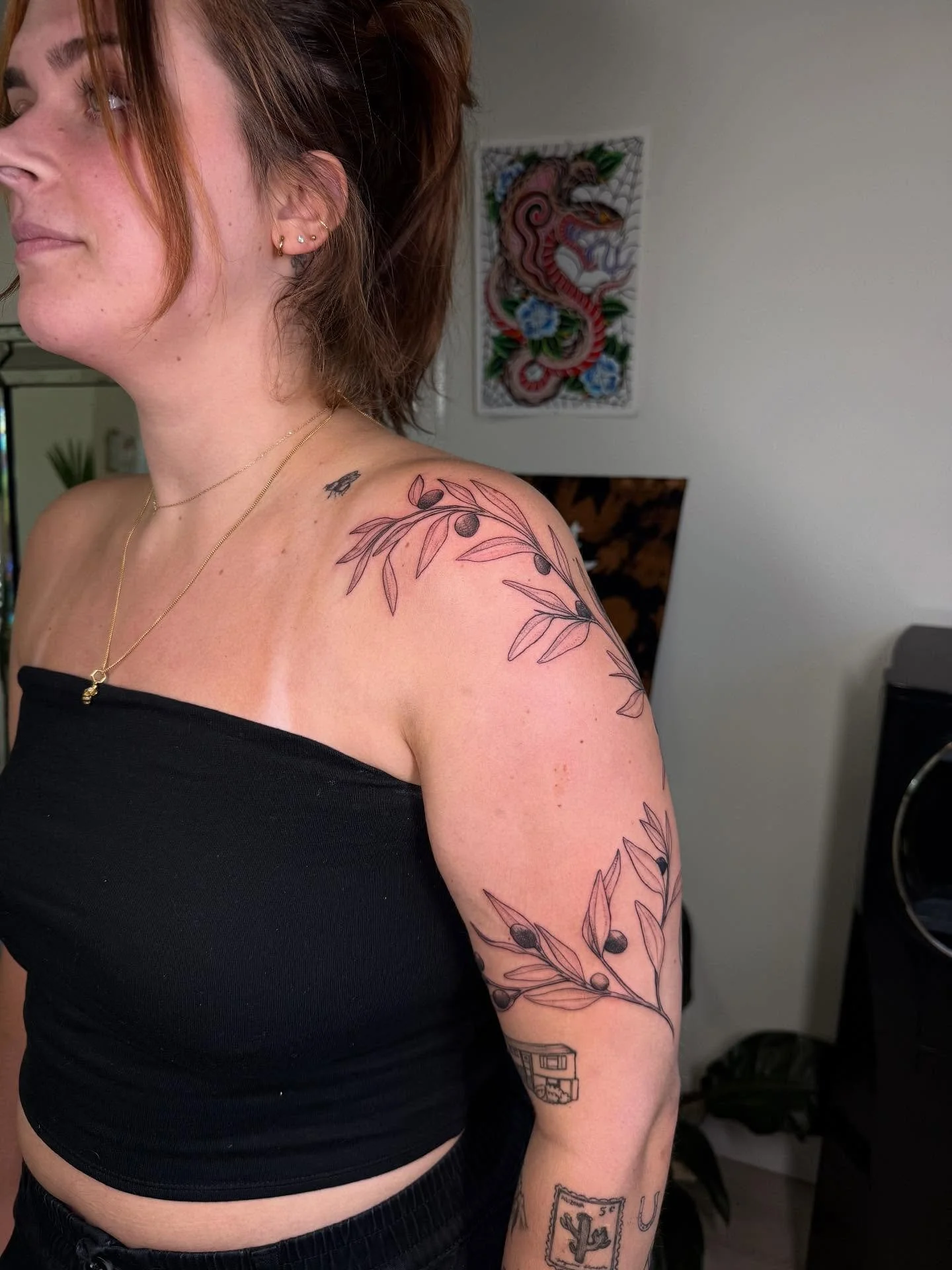 Olive branch wrap 🕊️ 
Freehand and stenciled for the perfect fit 🤌

#olivebranch #armtattoo