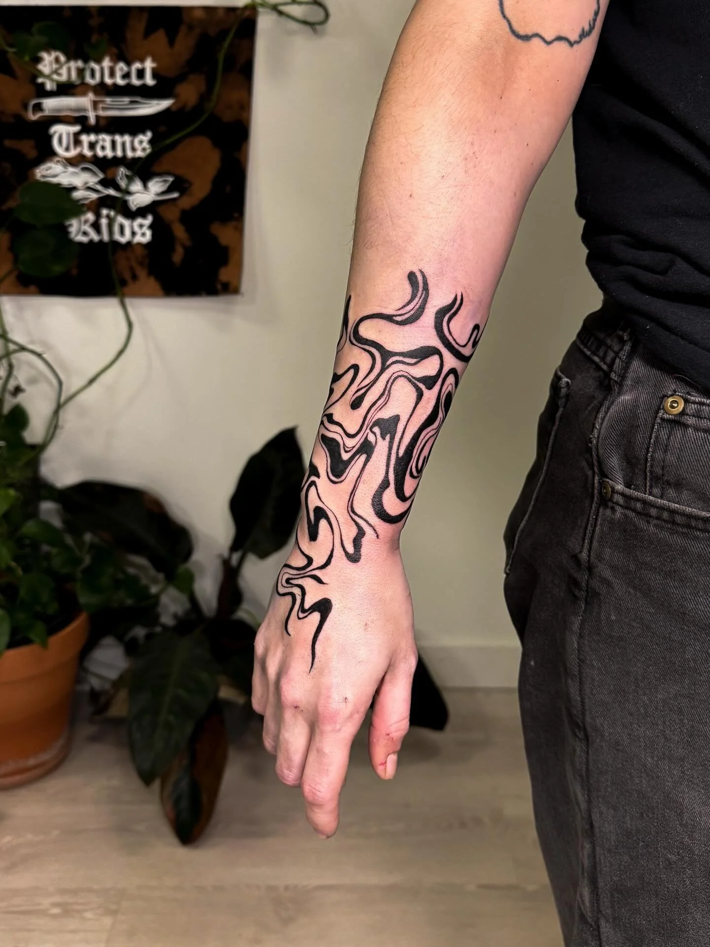 Love doing these drippy abstracted wrist to hand cuffs *so much* and they look so freaking hot
ty for your trust and always making me a perfect coffee J!

 #abstracttattoo