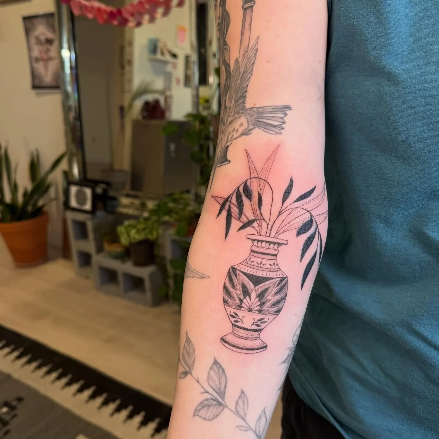 Delicate adornments with a mixture of fineline and blackwork are my faaaaavs 

First one is for the amazing photographer @sof.antoniotti  who made me feel so comfortable while taking pics of @gullys.tattoo 🥰🥰🥰