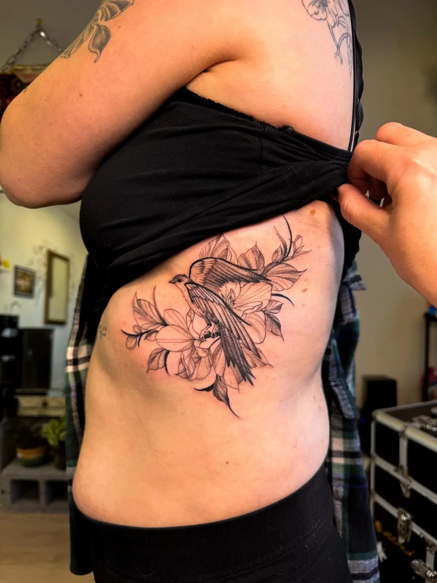 One of my favorite emails to get is &ldquo;a bird/branch/floral combo on the rib (creative freedom granted)&ldquo; especially when I know the vibe because we&rsquo;ve worked together for so long 
Thank you for the freedom @aliciawinslow