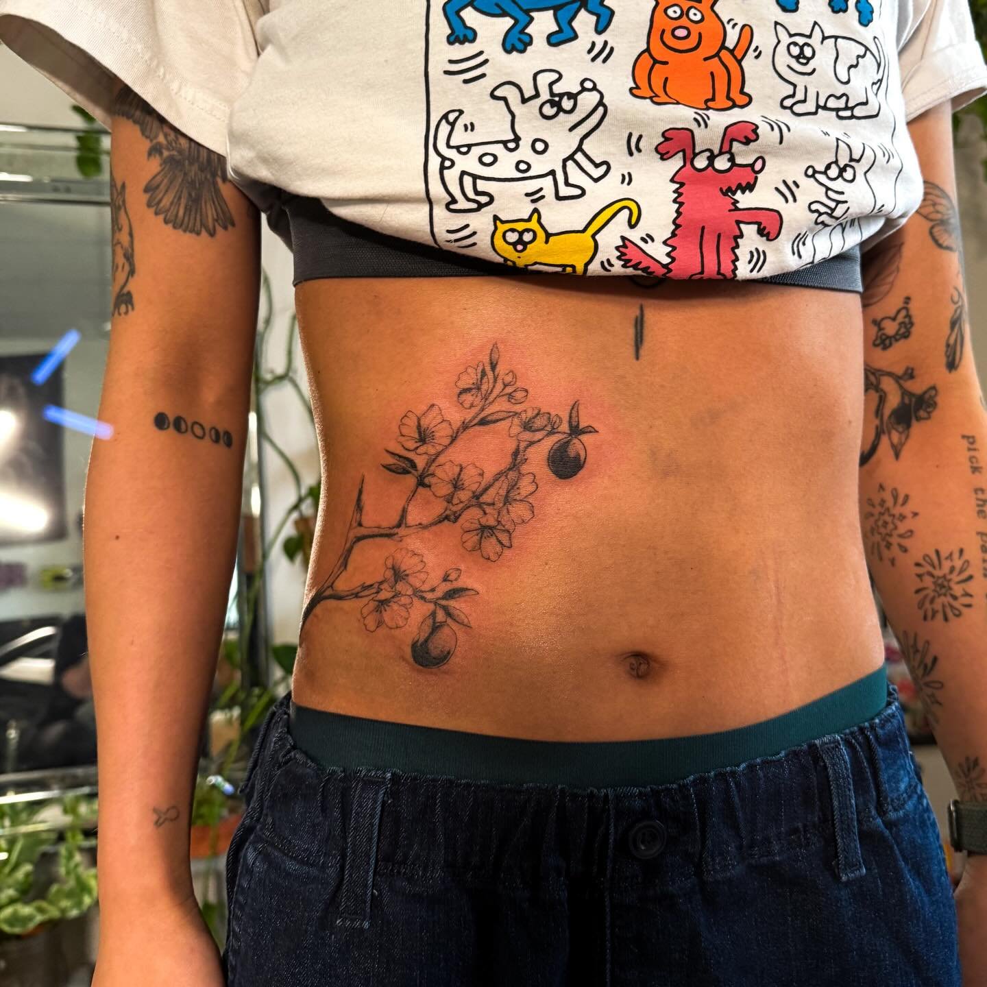 Blackwork botanicals for self love and to honor a grandmothers green thumb. 
 s/o to @yuna.tuna22 who has added a floral for themselves every year, a nod to moving forward. It&rsquo;s been an honor to see you grow into your power