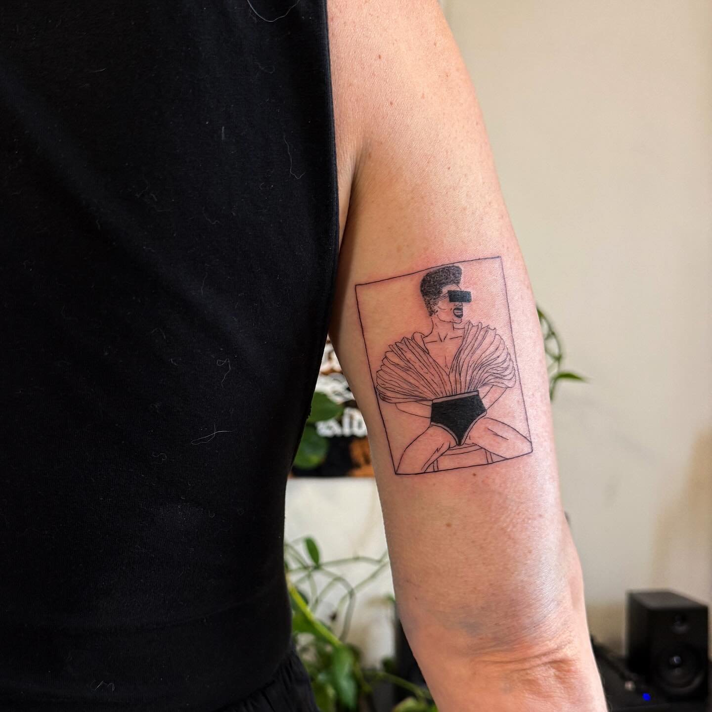 Blackwork birds and and chicks 🖤🖤 loved bringing my Grace Jones flash to life FINALLYYYY