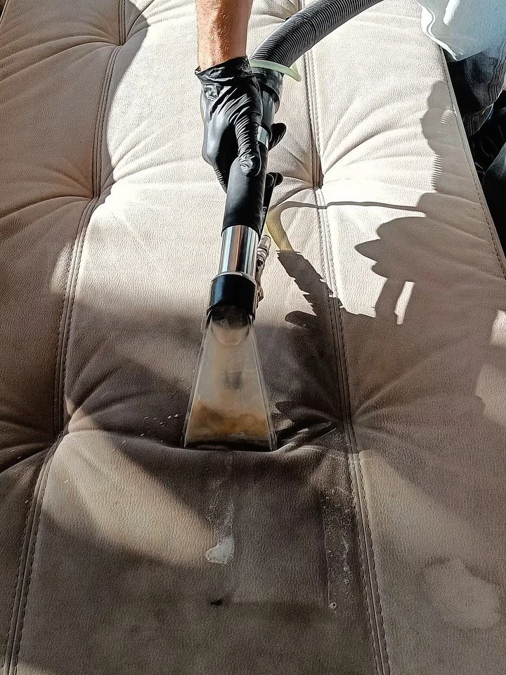 ➡️ O sof&aacute; &eacute; dos locais mais usados da casa.
Descansamos, comemos, convivemos&hellip; todos os dias.

Mas raramente pensamos no que se acumula nas fibras ao longo do tempo.

Pequenos erros na limpeza podem trazer mau cheiro, manchas pers