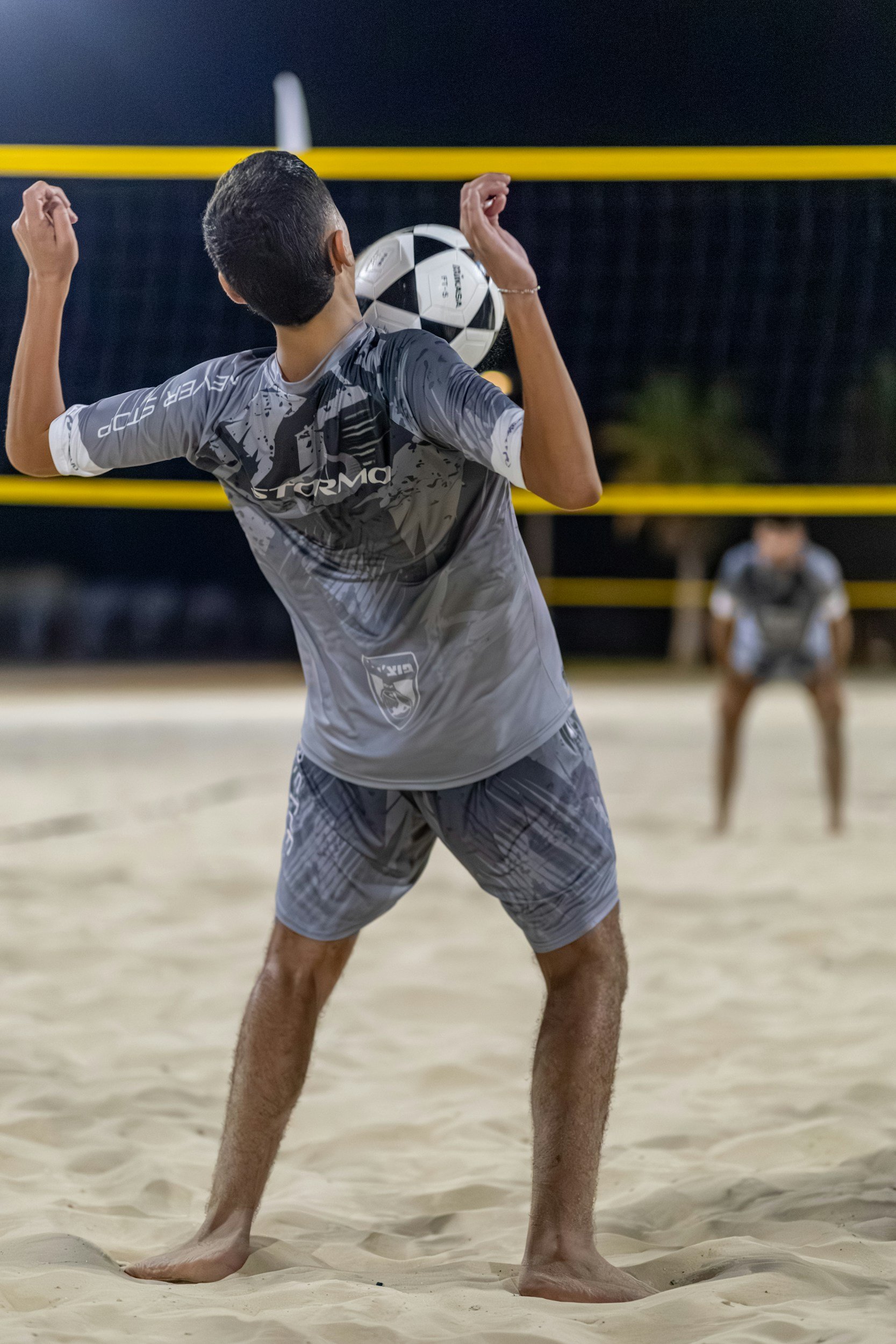 Une personne en bonne santé jouant au volley-ball.